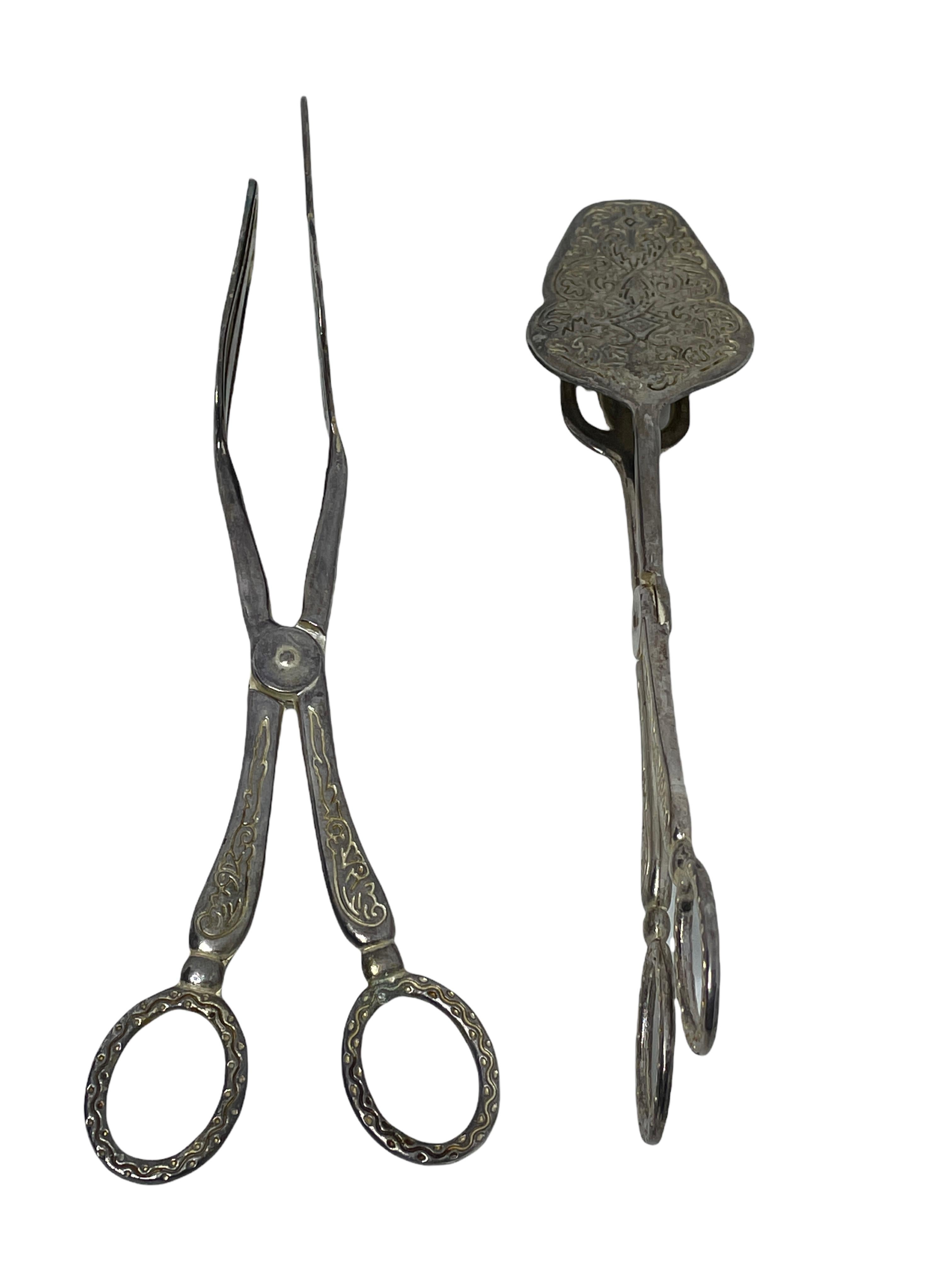 Un juego de dos bonitas pinzas Art Nouveau para servir pasteles, tartas, pescado o carne. Estas piezas de servicio tienen un diseño precioso. Fabricada en metal plateado, será un bonito complemento para cualquier mesa.
    