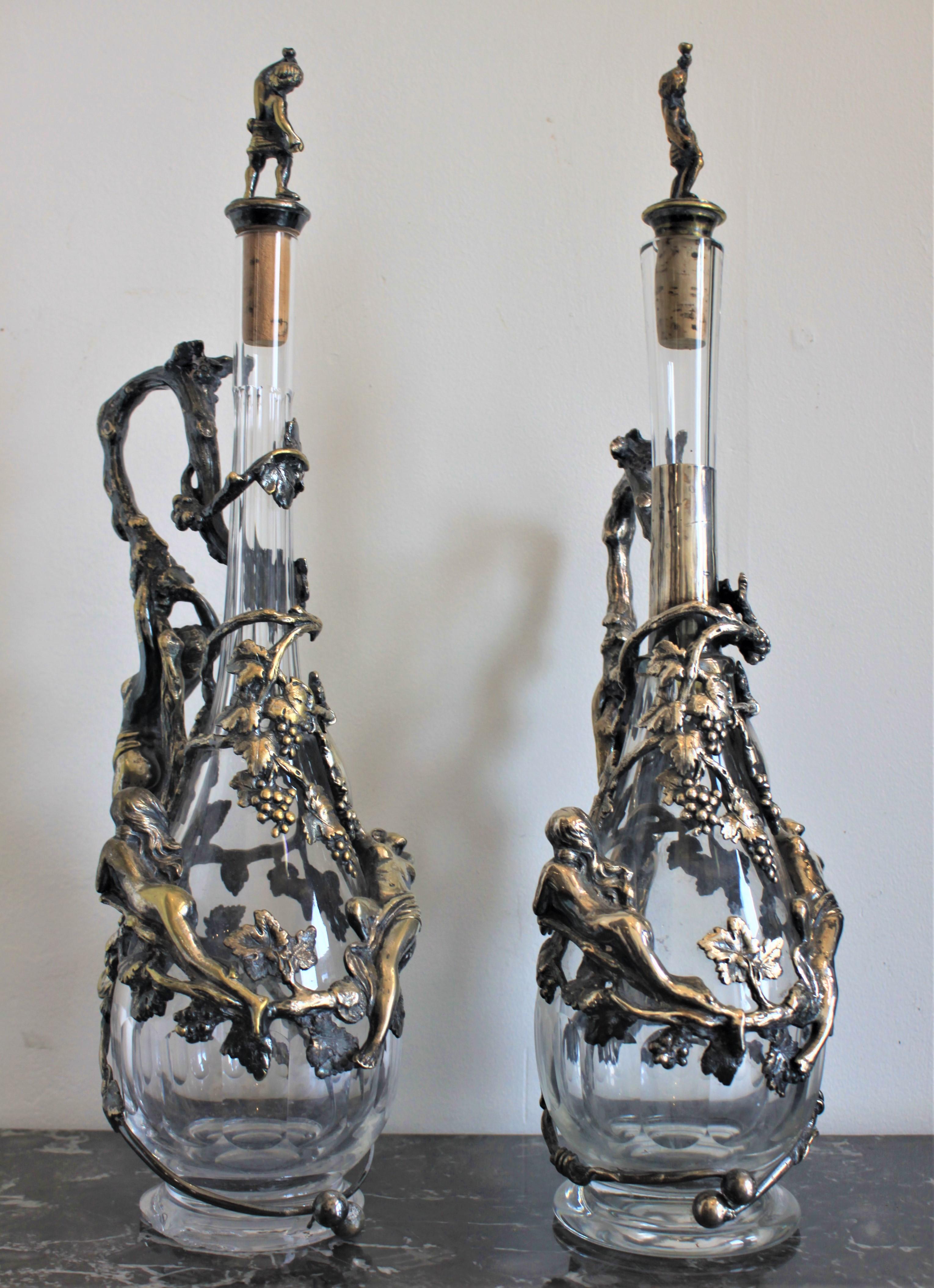 Pareja de Decantadores Art Nouveau Plateados con Mujer Desnuda y Decoración de Enredadera siglo XX en venta