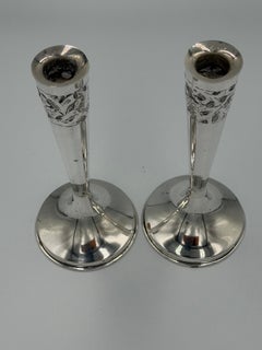 Pareja de candeleros Art Nouveau de plata de ley con decoración floral en relieve