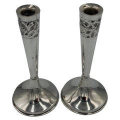 Pareja de candeleros Art Nouveau de plata de ley con decoración floral en relieve