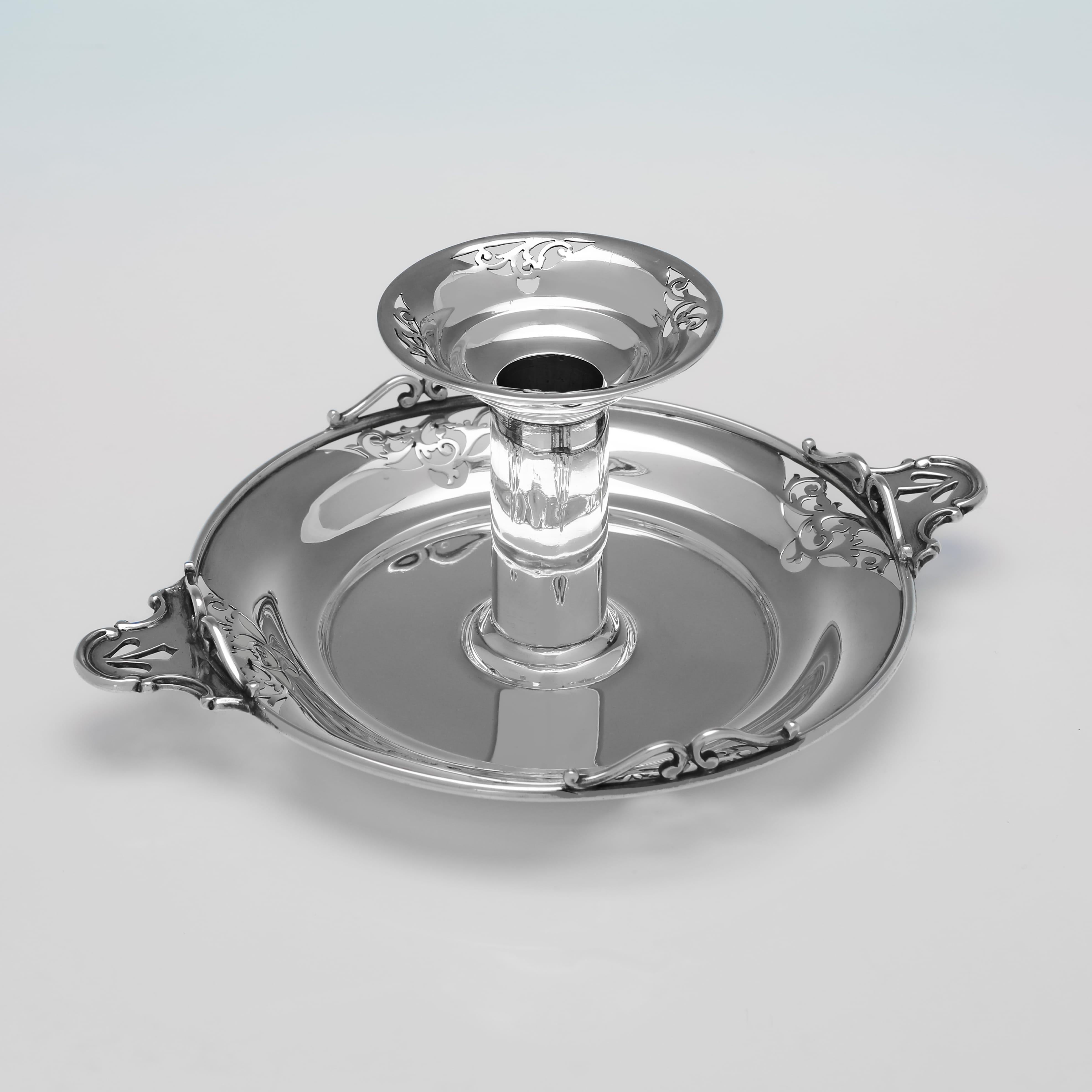 Marchiata a Sheffield nel 1905 da Martin & Hall, questa attraente coppia di camerieri in argento sterling di epoca edoardiana è di gusto art nouveau e presenta decorazioni a traforo sui lati e sui beccucci rimovibili. Ogni bastone da camera misura