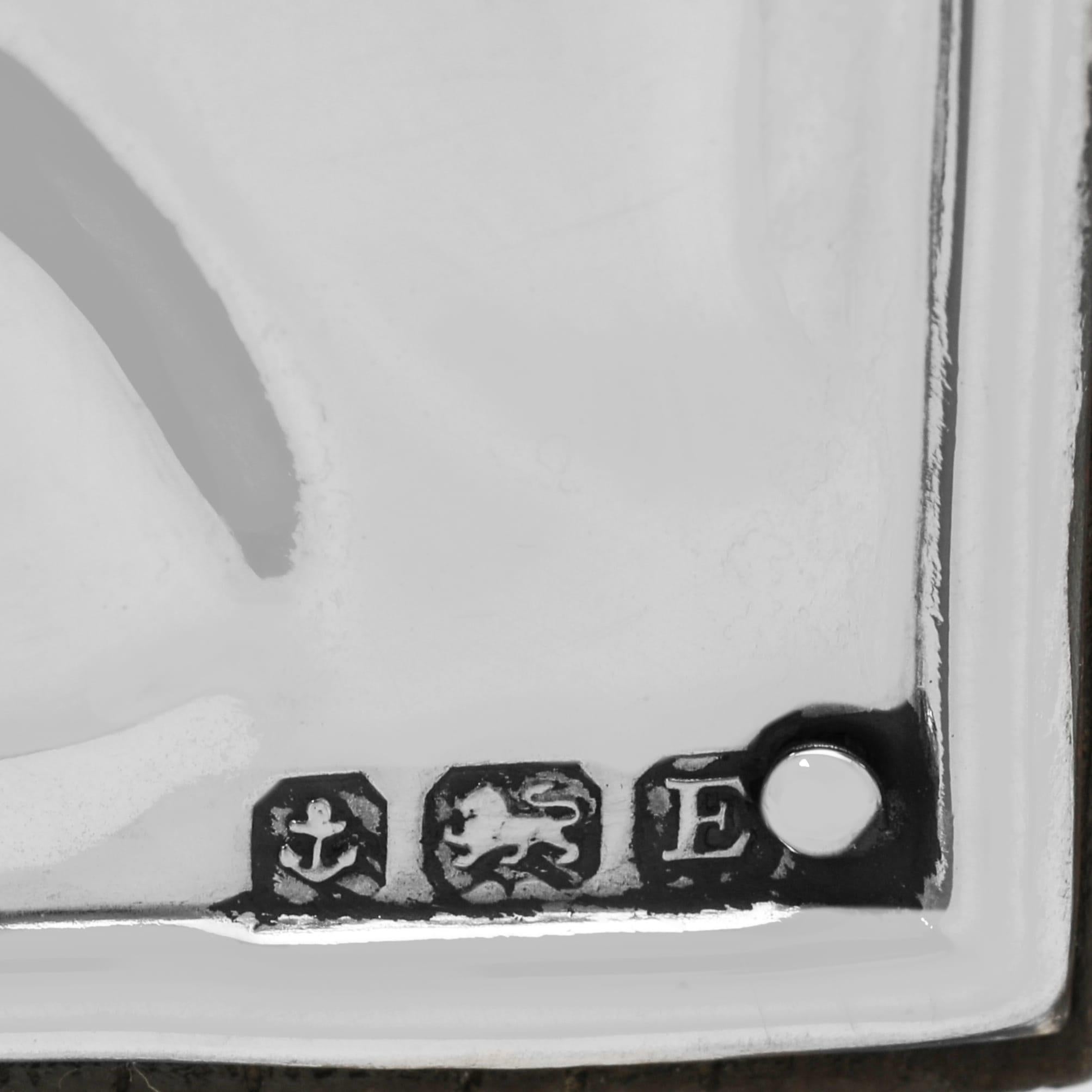 Ein Paar Jugendstil-Fotorahmen aus Sterlingsilber aus Sterlingsilber, hergestellt 1929 (Frühes 20. Jahrhundert) im Angebot