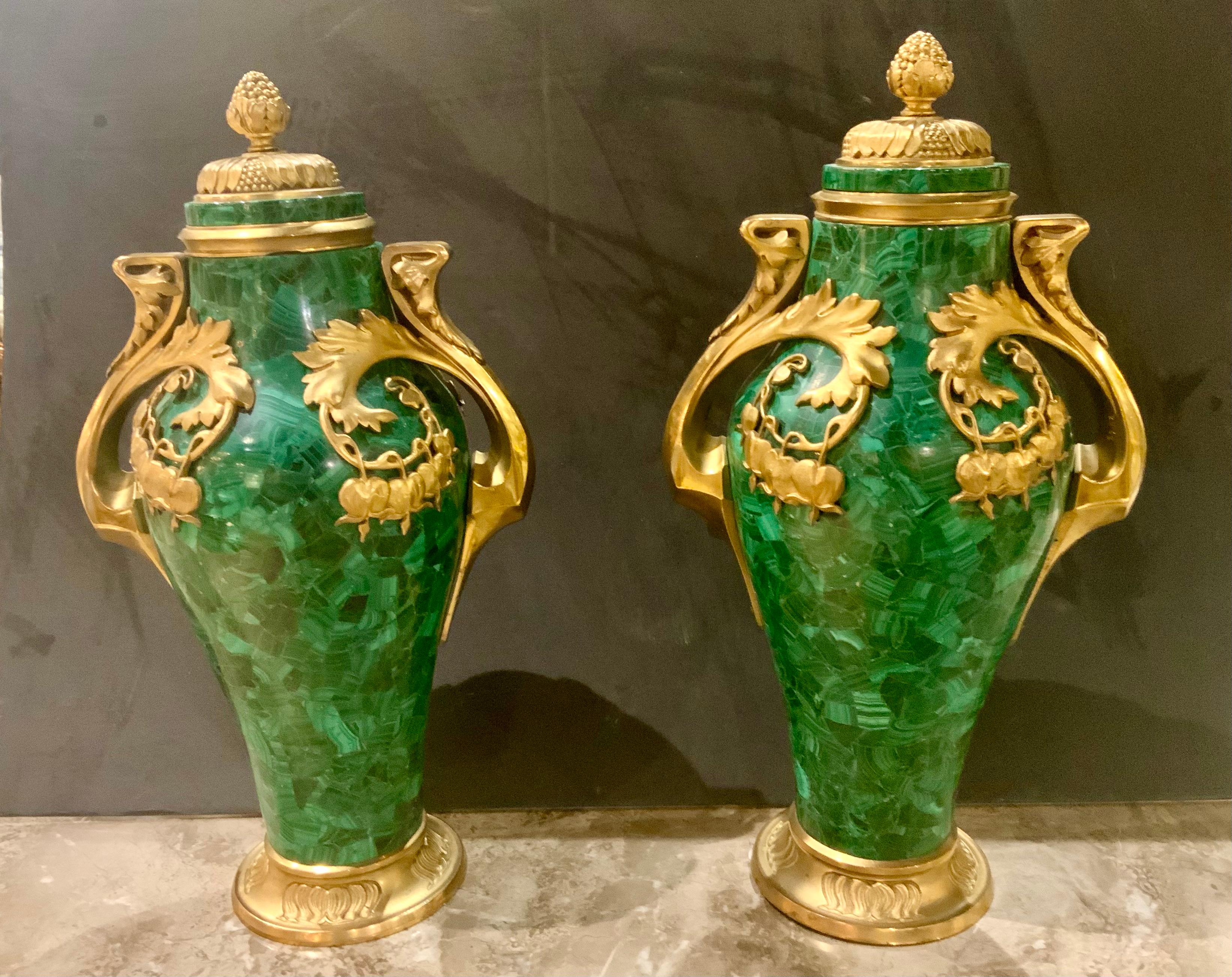 La raffinata lavorazione che è evidente rende questa coppia particolarmente 
Desiderabile. Le montature in bronzo dorato sono molto dorate e mantengono la loro integrità.
Una brillante tonalità dorata. La malachite è di qualità molto pregiata e