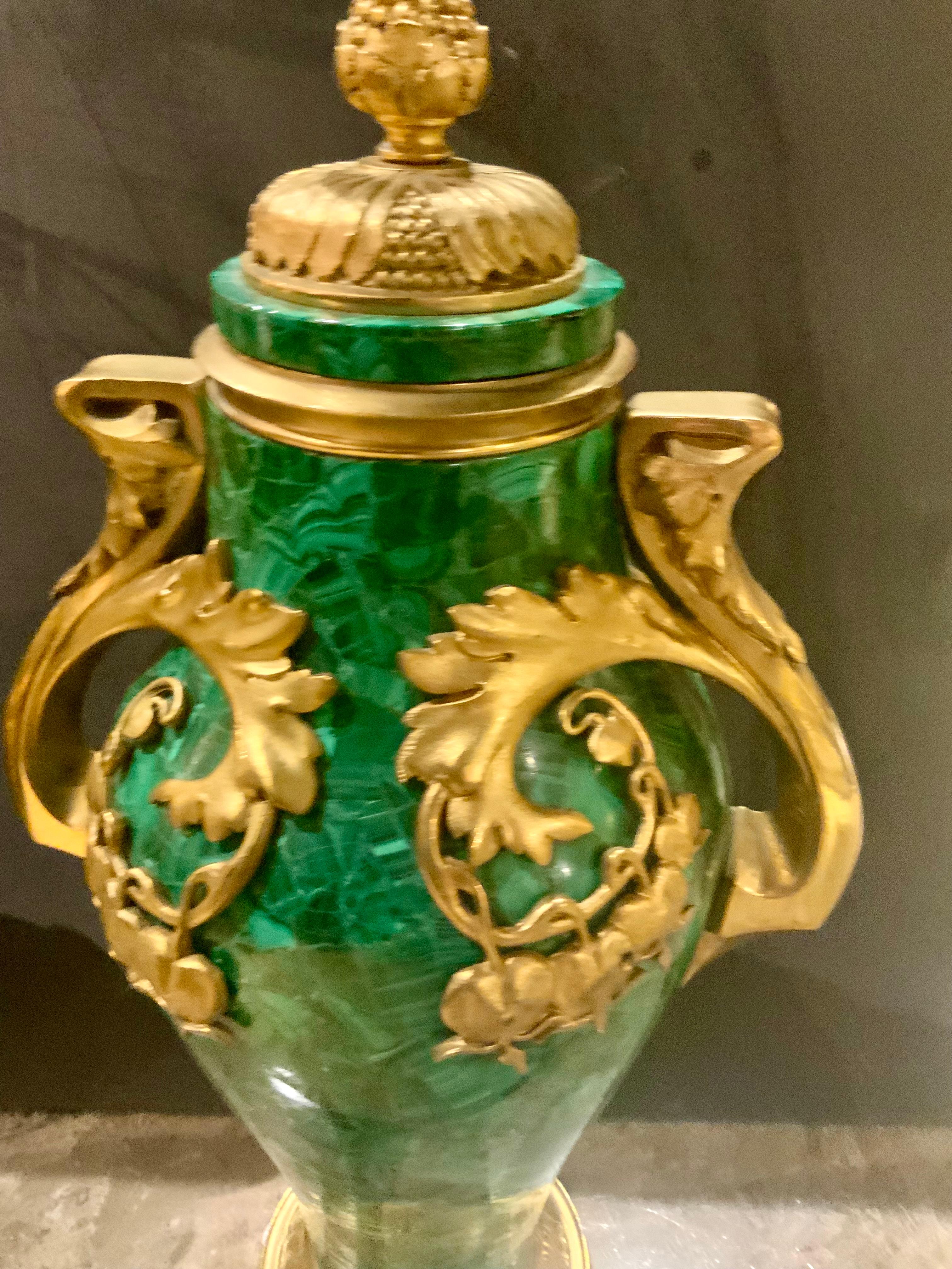 Art Nouveau Coppia di urne in malachite in stile art nouveau con accenti in bronzo dorato in vendita