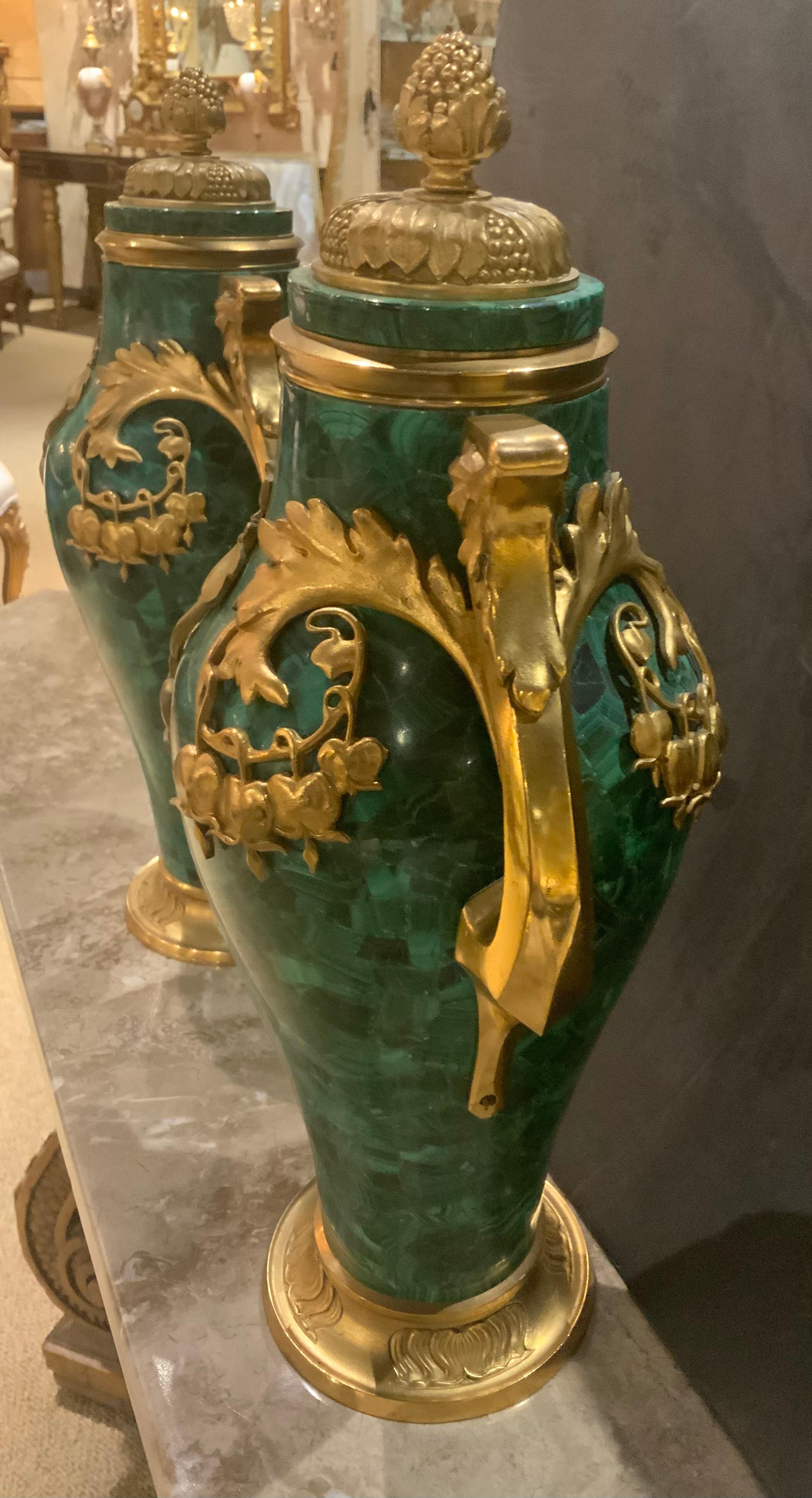Baltico Coppia di urne in malachite in stile art nouveau con accenti in bronzo dorato in vendita