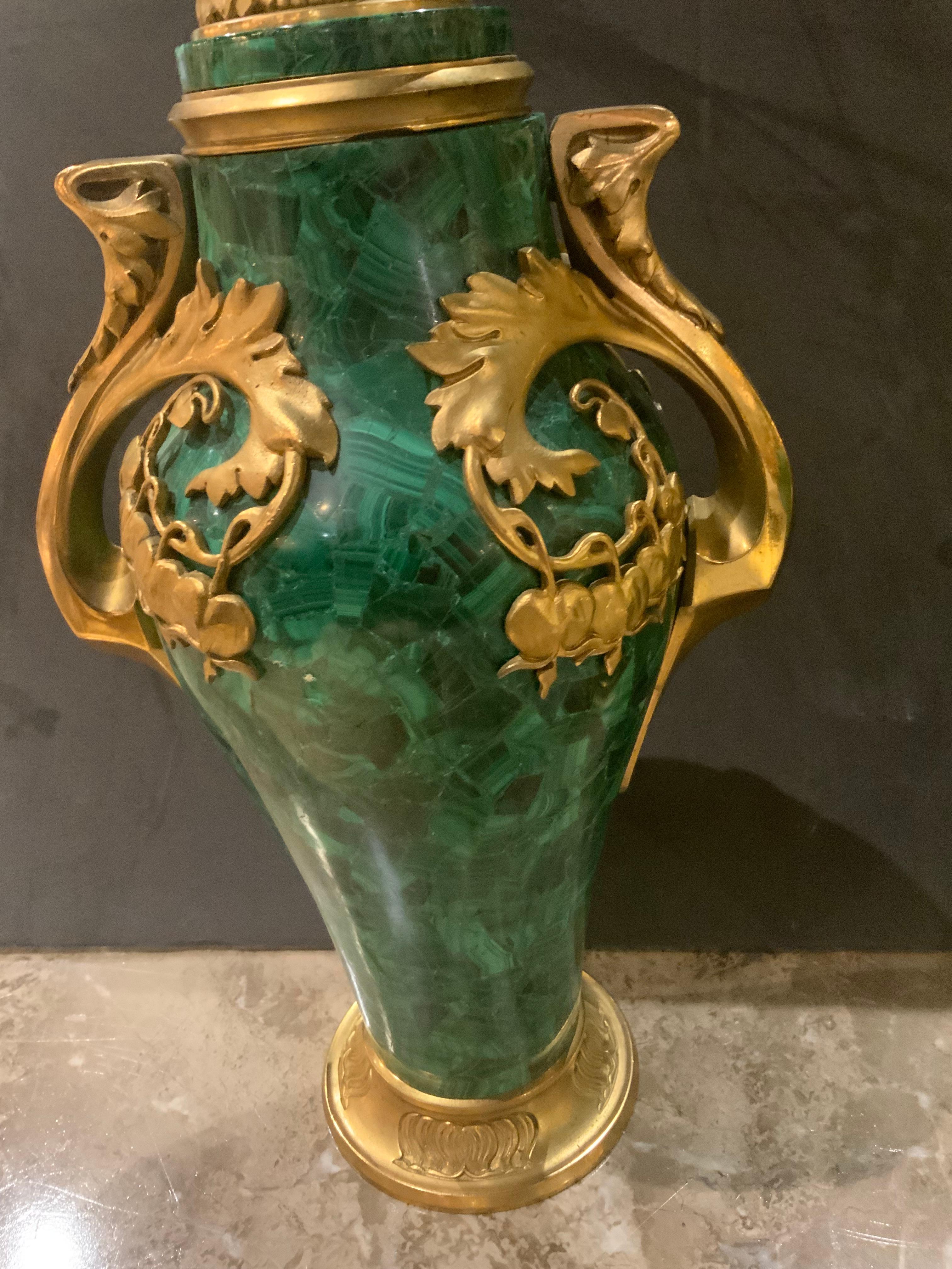 Dorato Coppia di urne in malachite in stile art nouveau con accenti in bronzo dorato in vendita