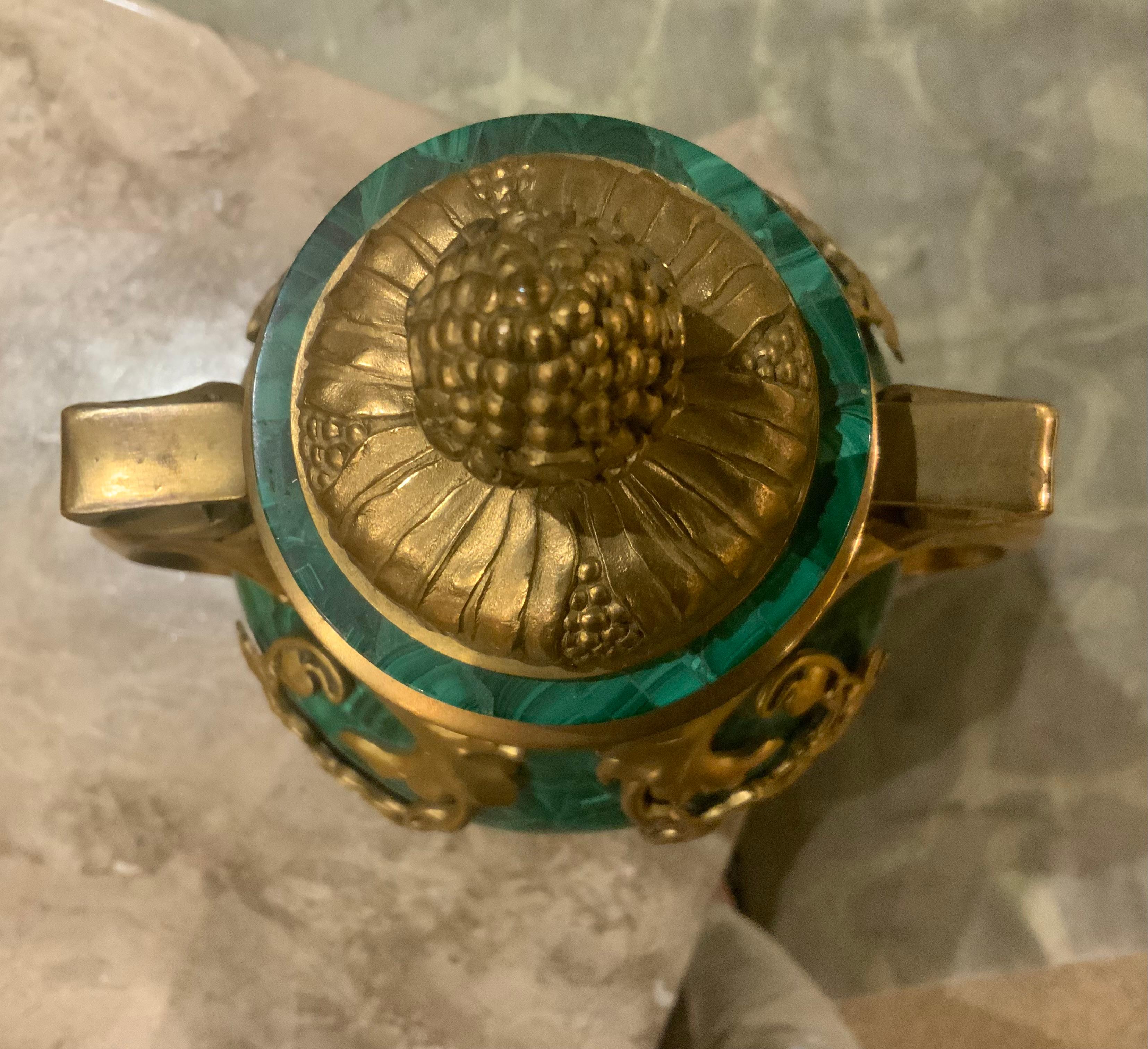 Coppia di urne in malachite in stile art nouveau con accenti in bronzo dorato In condizioni ottime in vendita a Houston, TX
