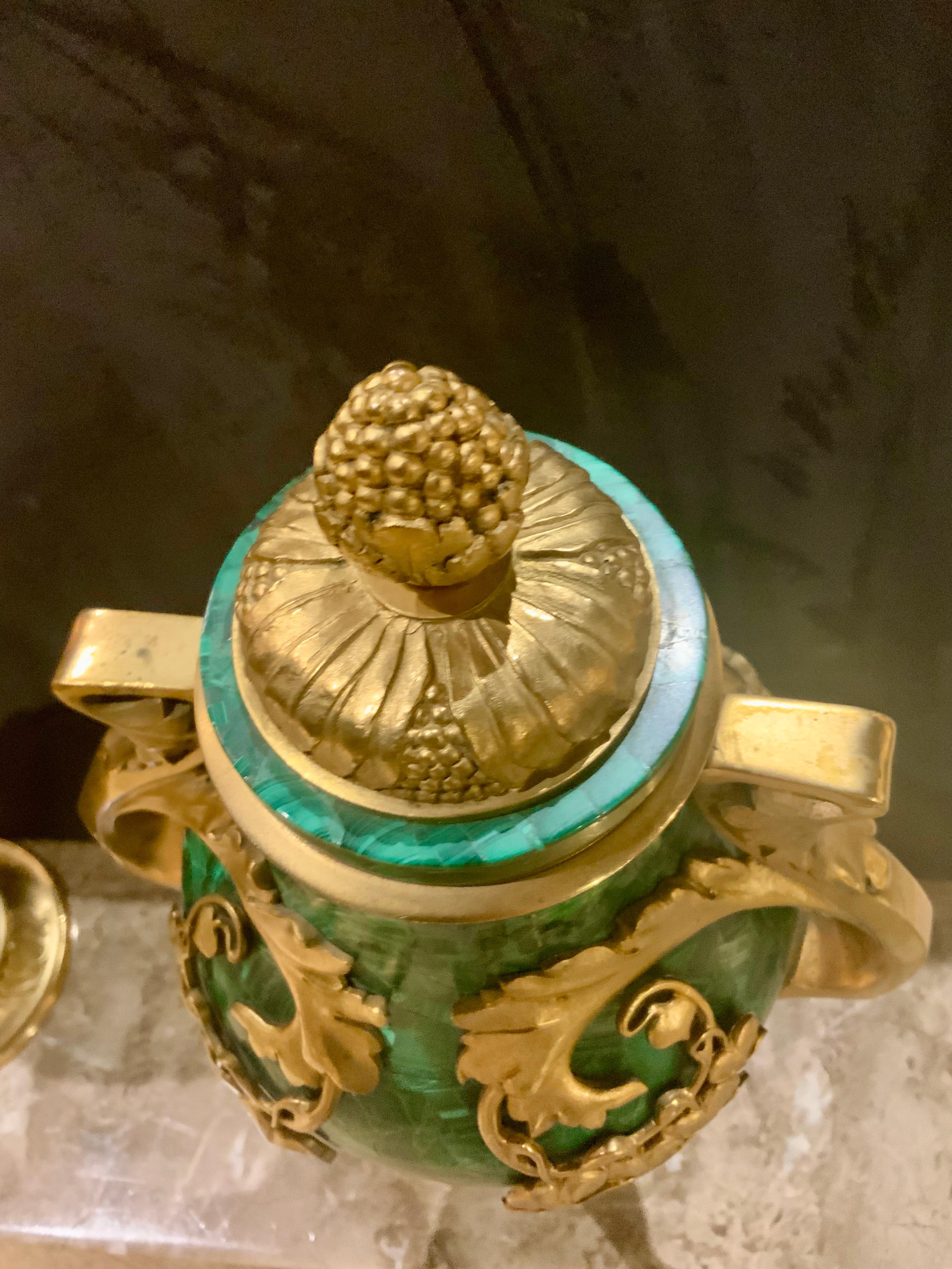 XX secolo Coppia di urne in malachite in stile art nouveau con accenti in bronzo dorato in vendita