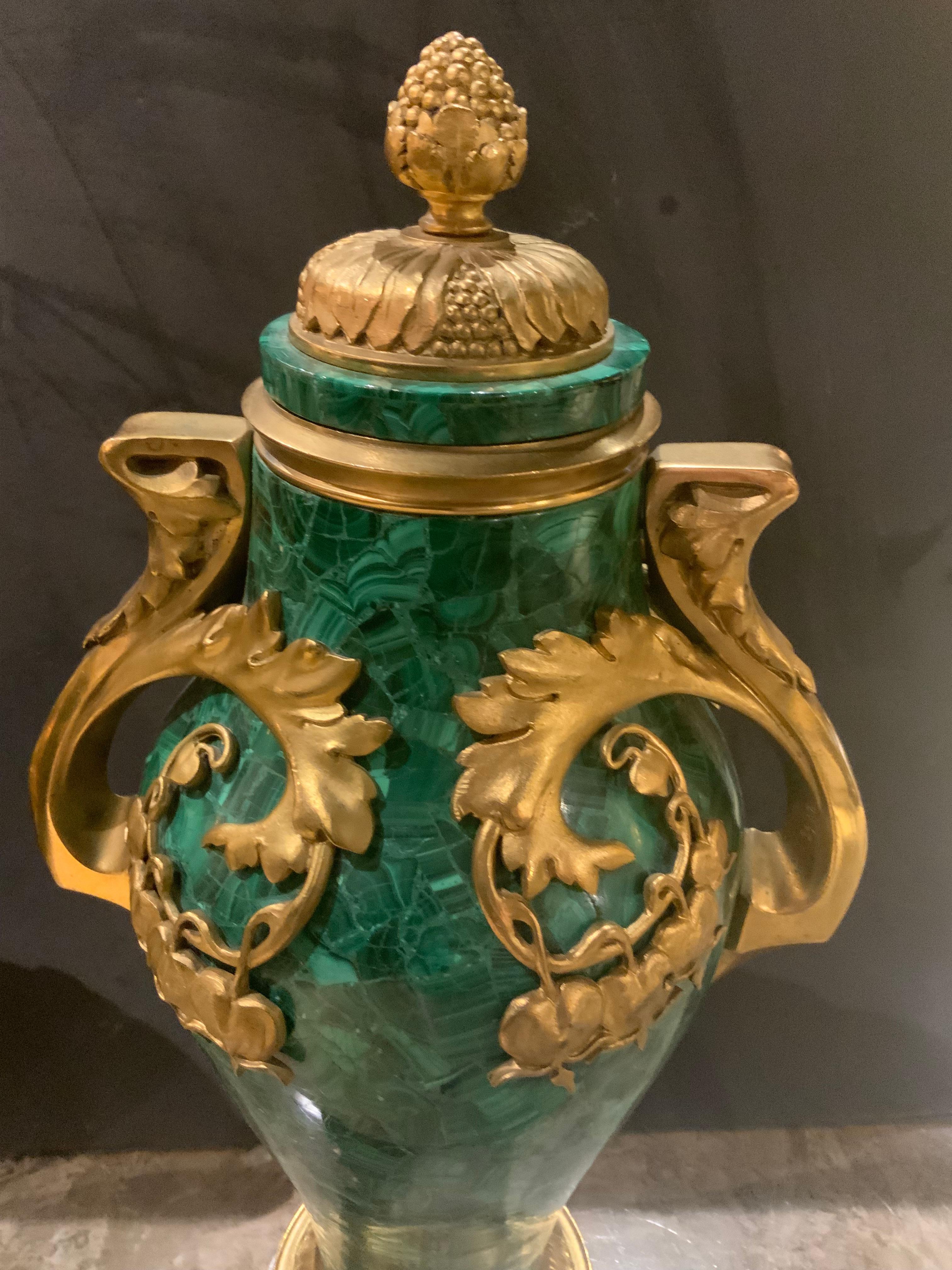 Bronzo Coppia di urne in malachite in stile art nouveau con accenti in bronzo dorato in vendita
