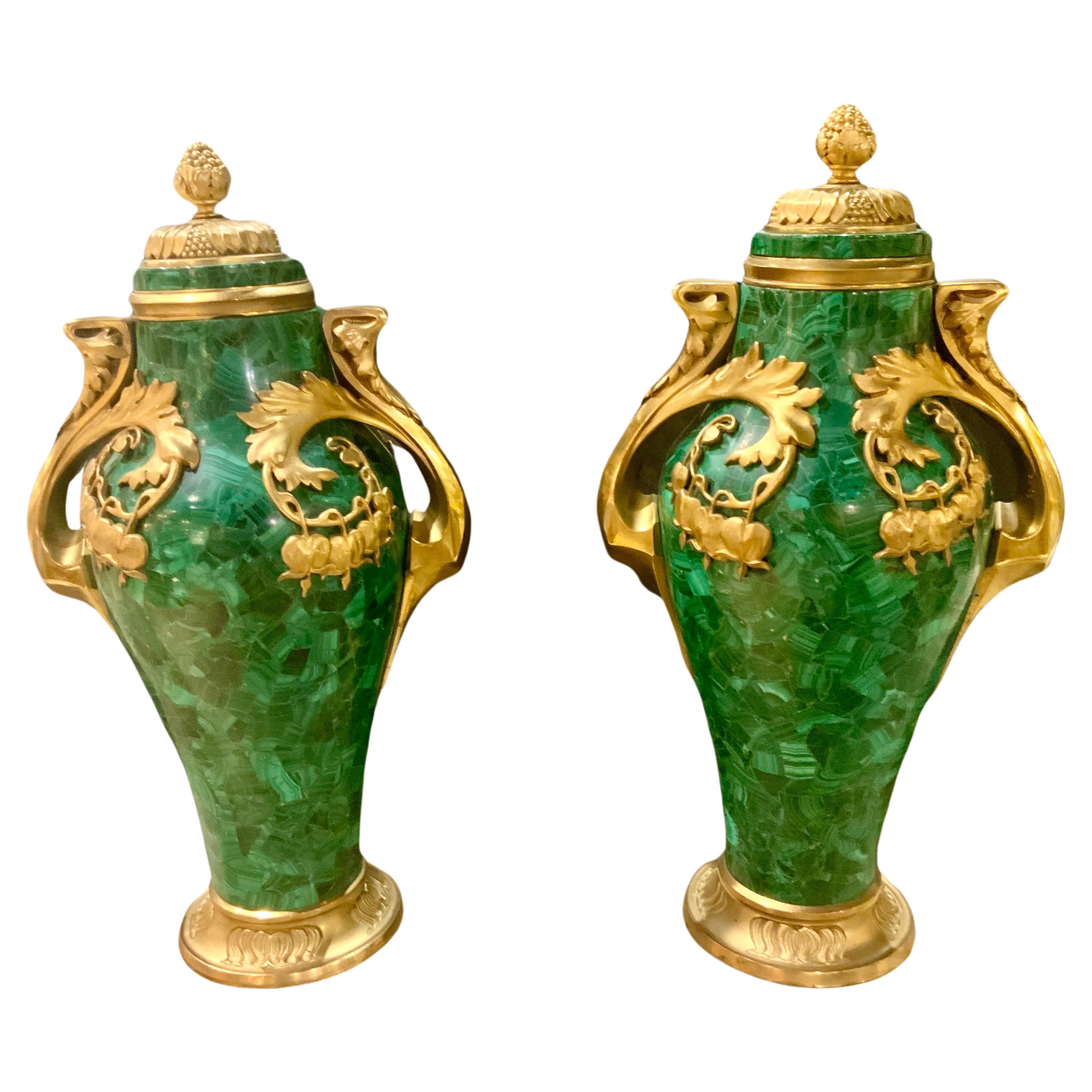 Coppia di urne in malachite in stile art nouveau con accenti in bronzo dorato