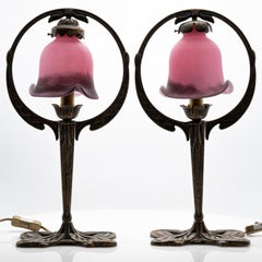 Coppia di lampade da tavolo in stile Art Nouveau in vetro rosa e ottone, Francia
