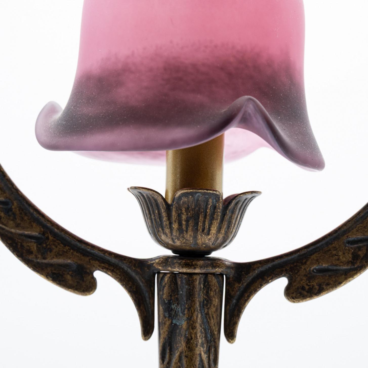 Fatto a mano Coppia di lampade da tavolo in stile Art Nouveau in vetro rosa e ottone, Francia in vendita