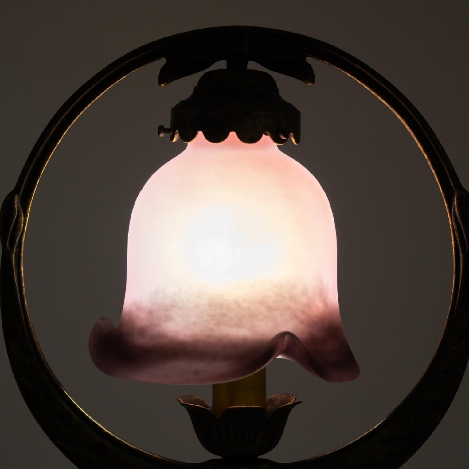 Pareja de Lámparas de Mesa de Estilo Art Nouveau Vidrio Rosa y Latón, Francia en Bueno estado para la venta en Rijssen, NL