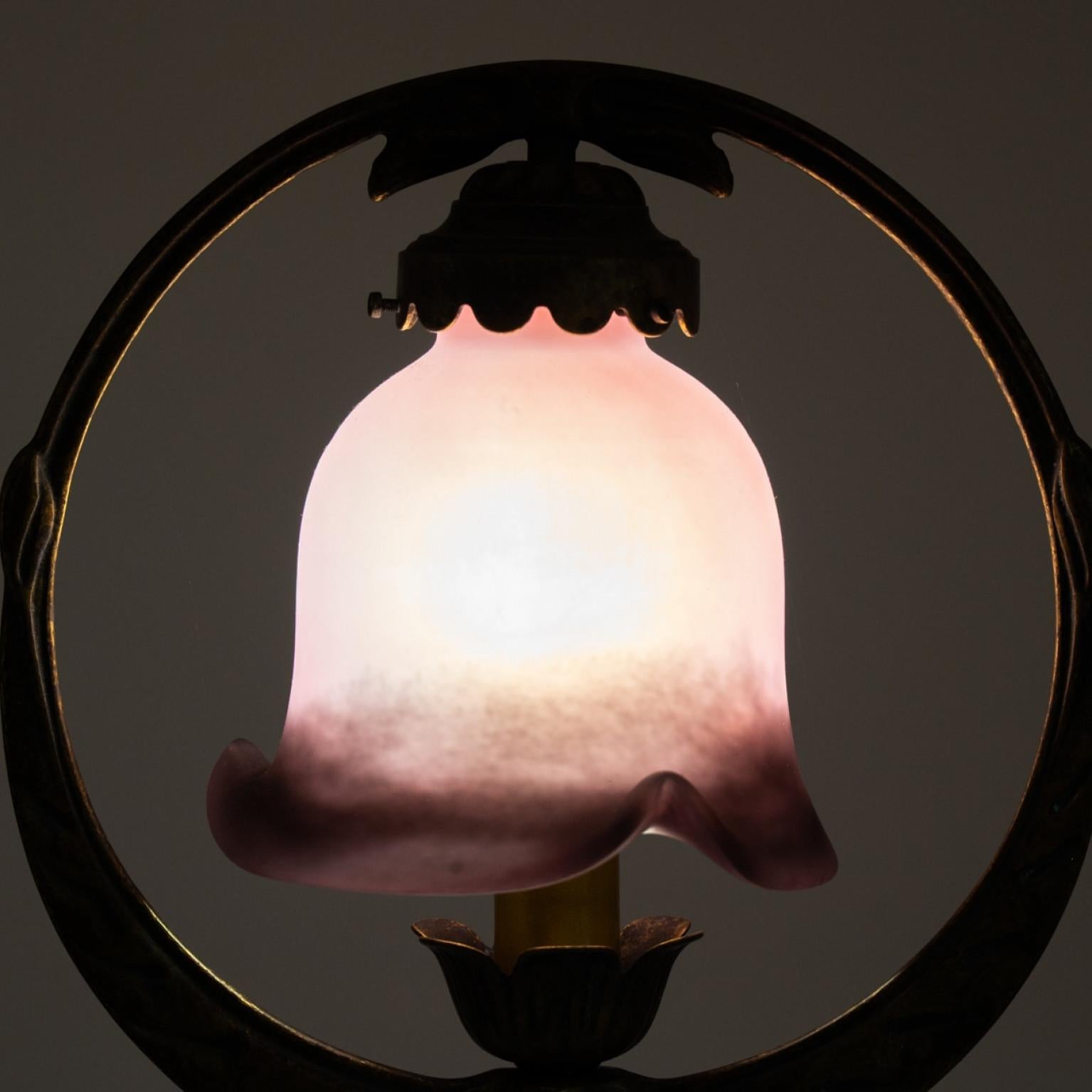 Coppia di lampade da tavolo in stile Art Nouveau in vetro rosa e ottone, Francia In condizioni buone in vendita a Rijssen, NL