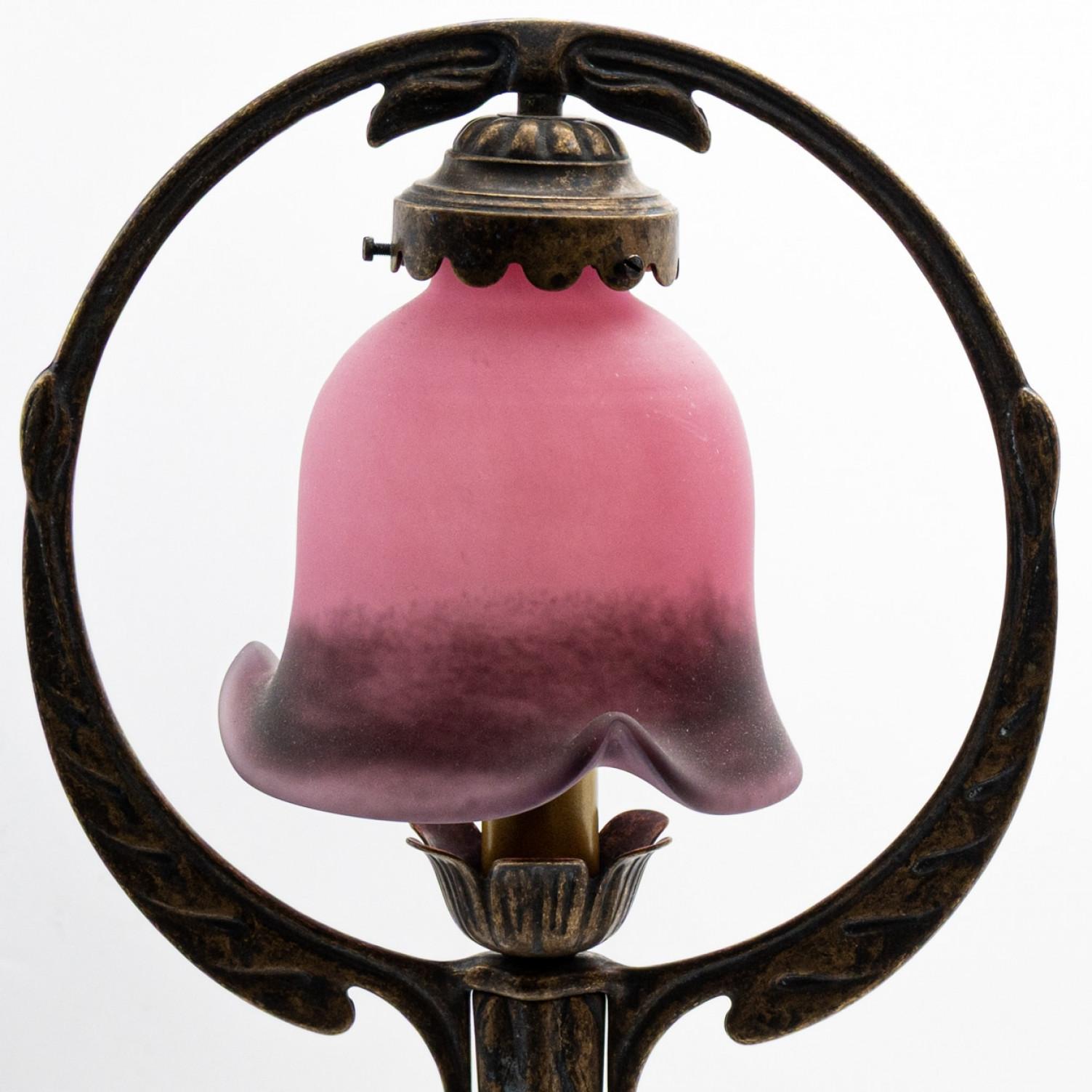 Fine XX secolo Coppia di lampade da tavolo in stile Art Nouveau in vetro rosa e ottone, Francia in vendita