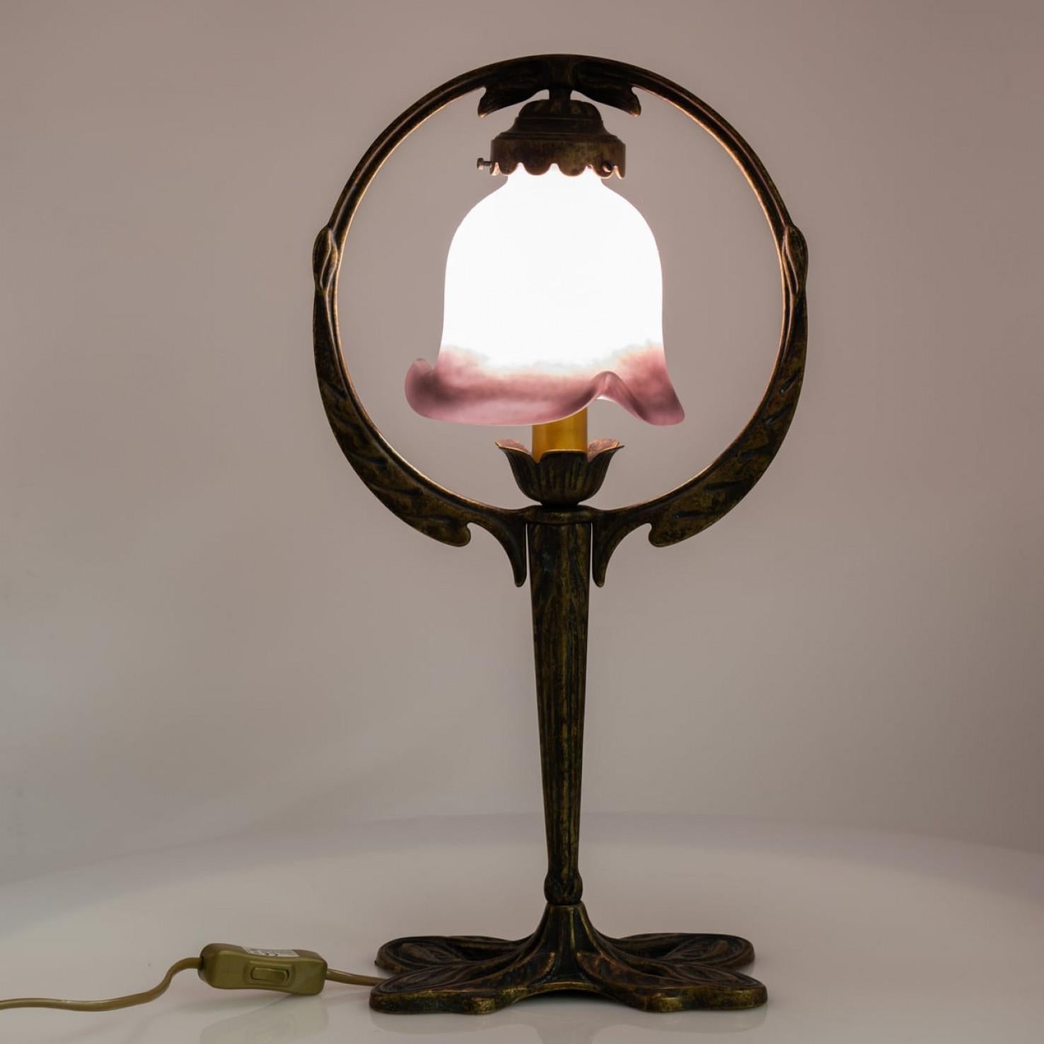 Pareja de Lámparas de Mesa de Estilo Art Nouveau Vidrio Rosa y Latón, Francia Vidrio opalino en venta