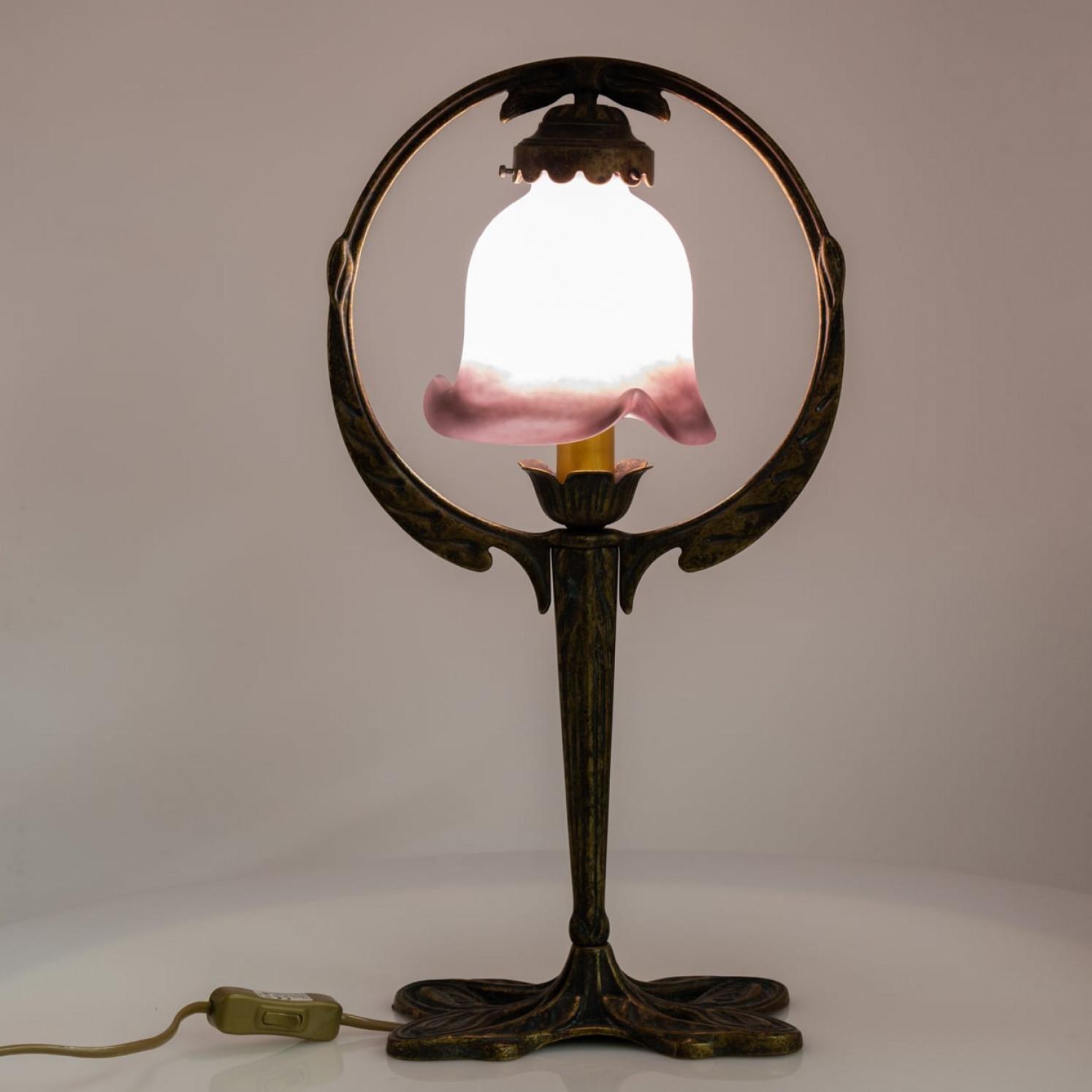 Vetro opalino Coppia di lampade da tavolo in stile Art Nouveau in vetro rosa e ottone, Francia in vendita