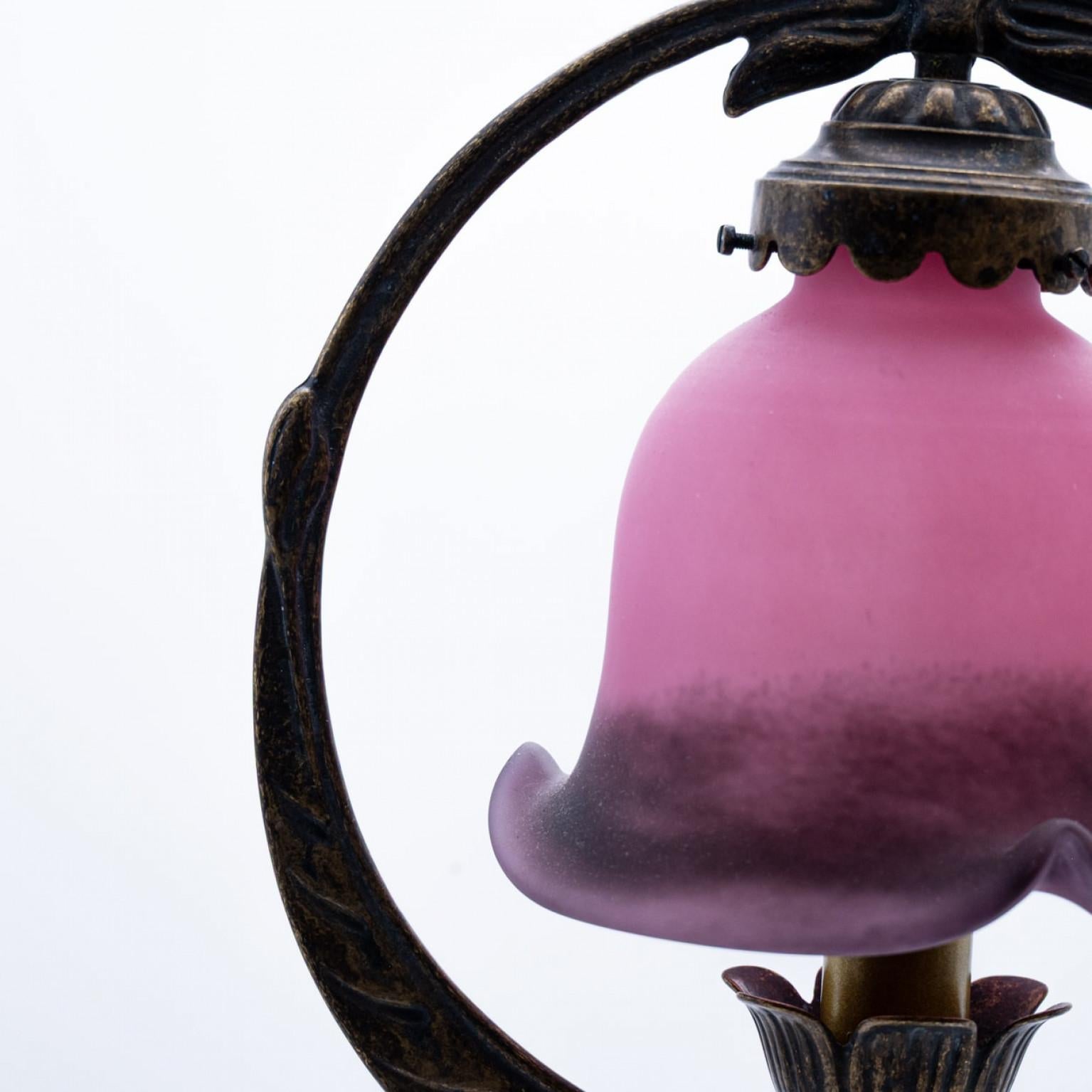 Coppia di lampade da tavolo in stile Art Nouveau in vetro rosa e ottone, Francia in vendita 1