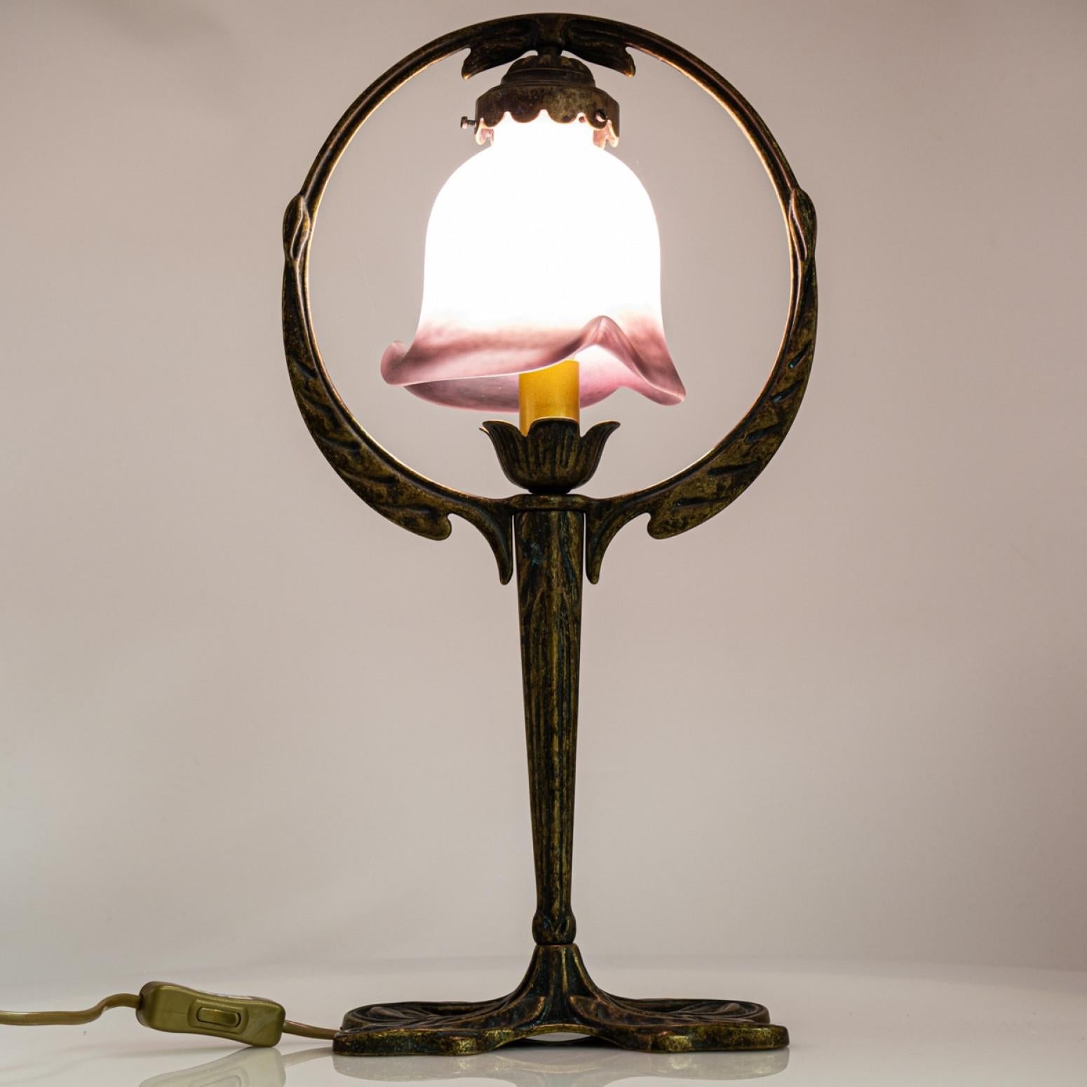 Pareja de Lámparas de Mesa de Estilo Art Nouveau Vidrio Rosa y Latón, Francia en venta 2