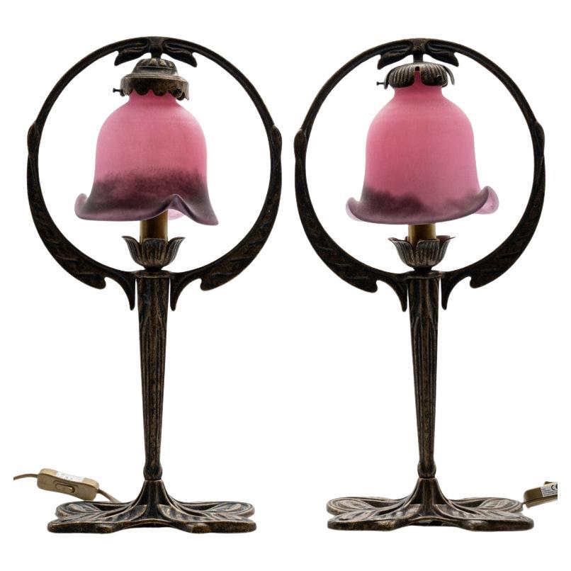 Coppia di lampade da tavolo in stile Art Nouveau in vetro rosa e ottone, Francia in vendita