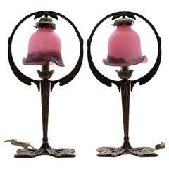 Coppia di lampade da tavolo in stile Art Nouveau in vetro rosa e ottone, Francia