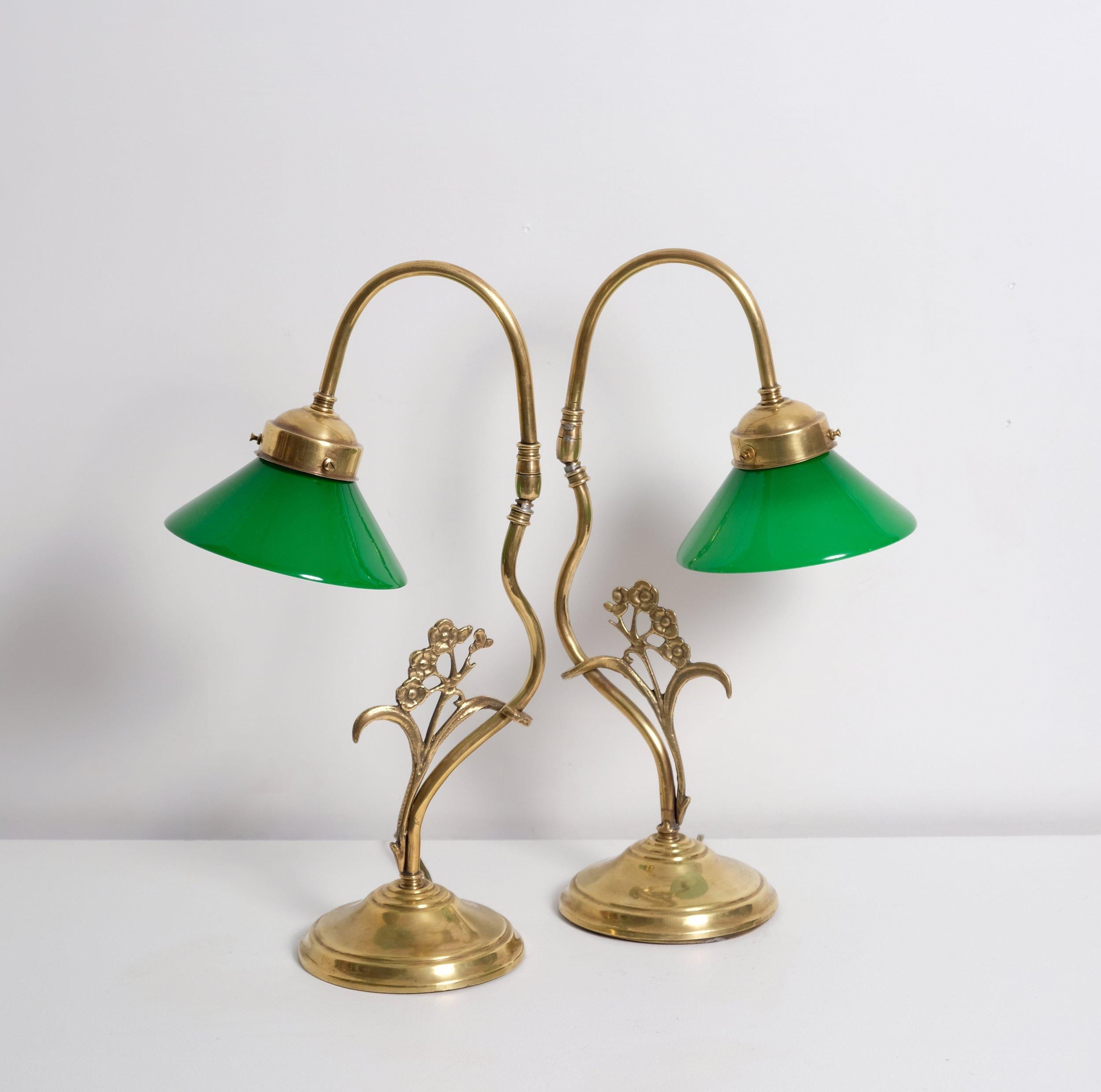 Paire de lampes de table Art Nouveau, années 1940, Italie. Ampoule incandescente E-14 de 25 watts recommandée ou plus si LED/CFL.

Bon état.  Nouvelles douilles E-14 ( ampoules G-12, diamètre 1,5 recommandé) + câblage et interrupteur d'origine