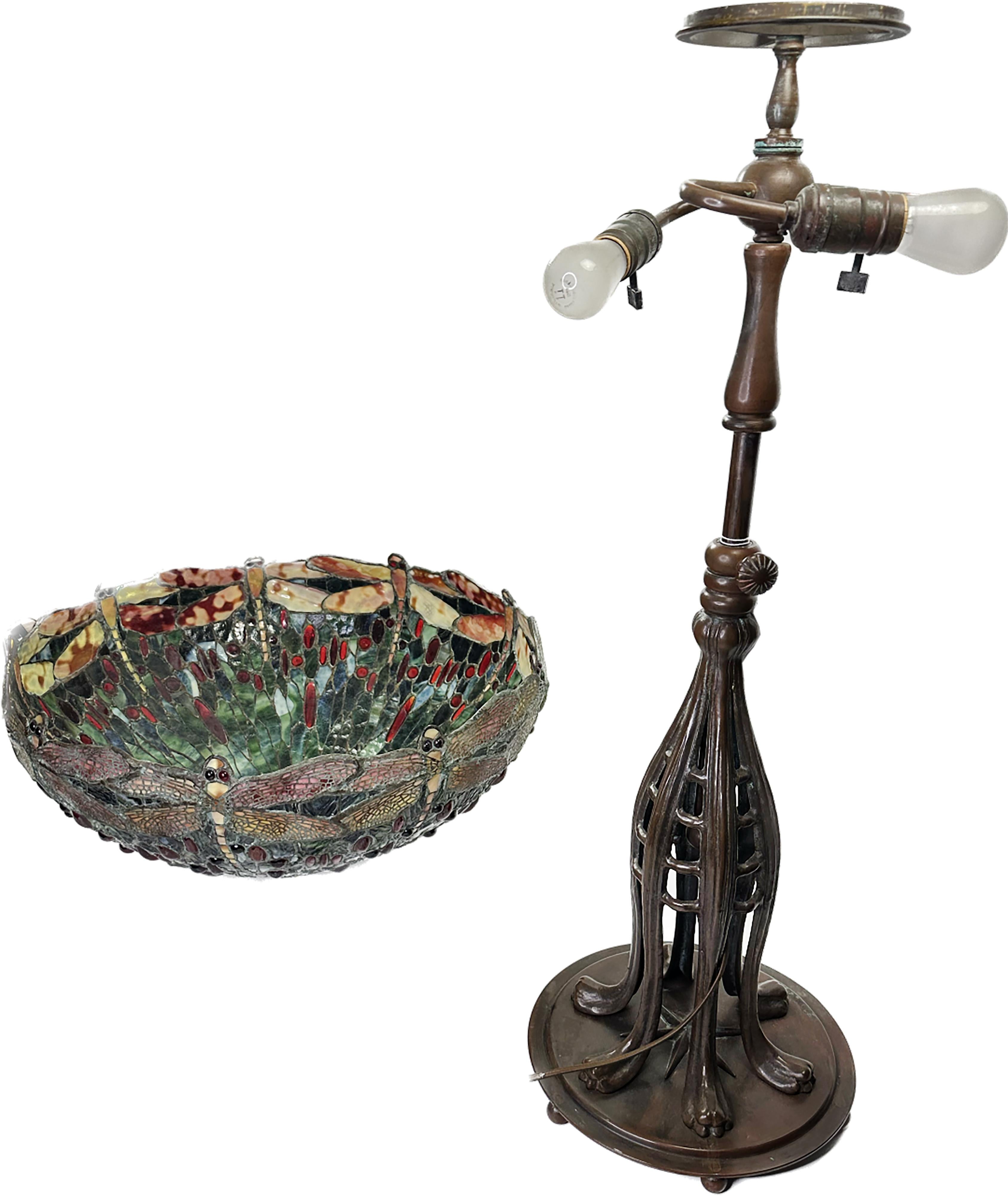 Paire de lampes de style Tiffany Art Nouveau avec abat-jour en verre plombé à la main en vente 11