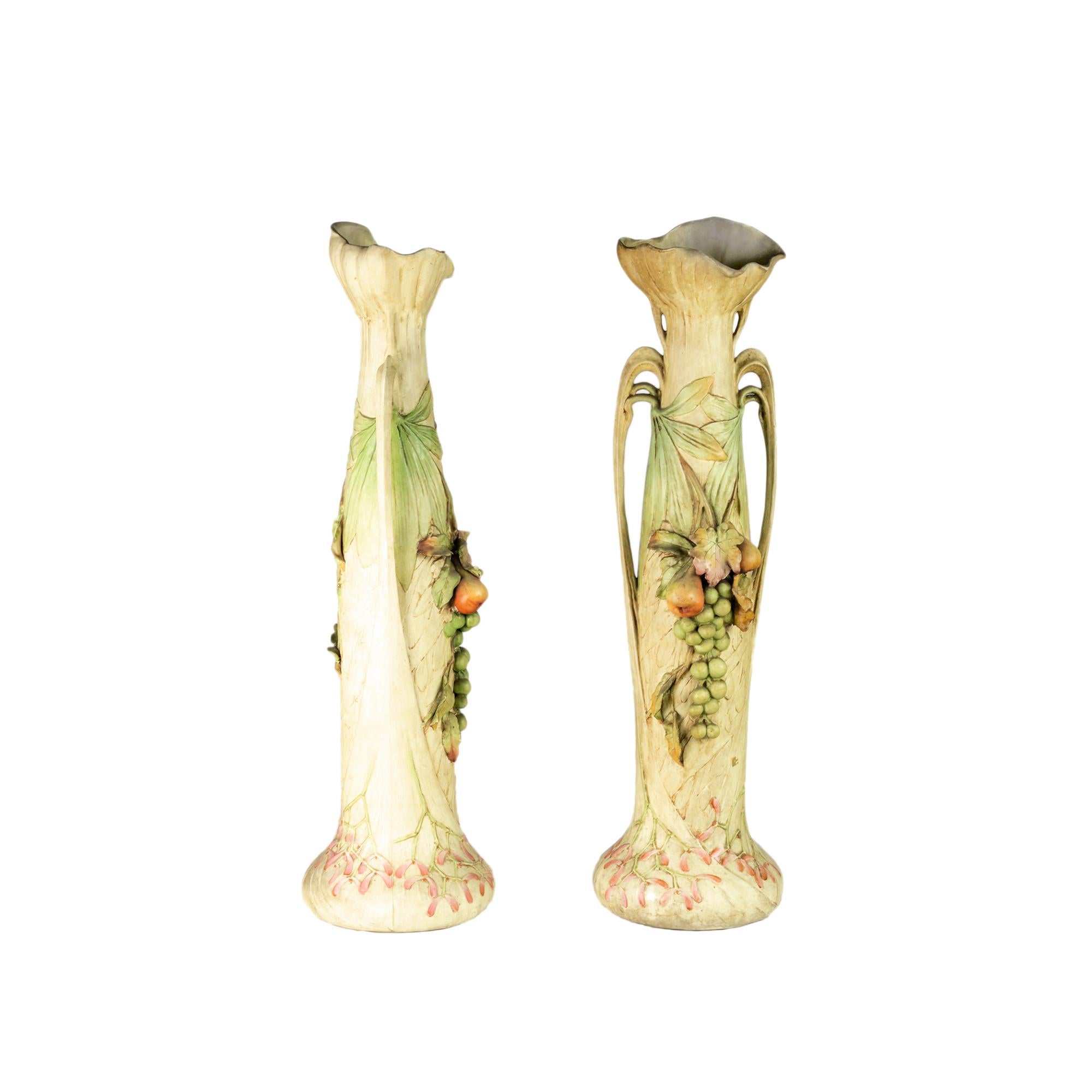 Splendida coppia di vasi Art Nouveau dei primi del '900 di Goldscheider & Liezen, dipinti a mano in terracotta con motivi naturali e fogliame.

Questa coppia raffinata riflette l'eleganza dell'Impero Austro-Ungarico e la ricca influenza artistica