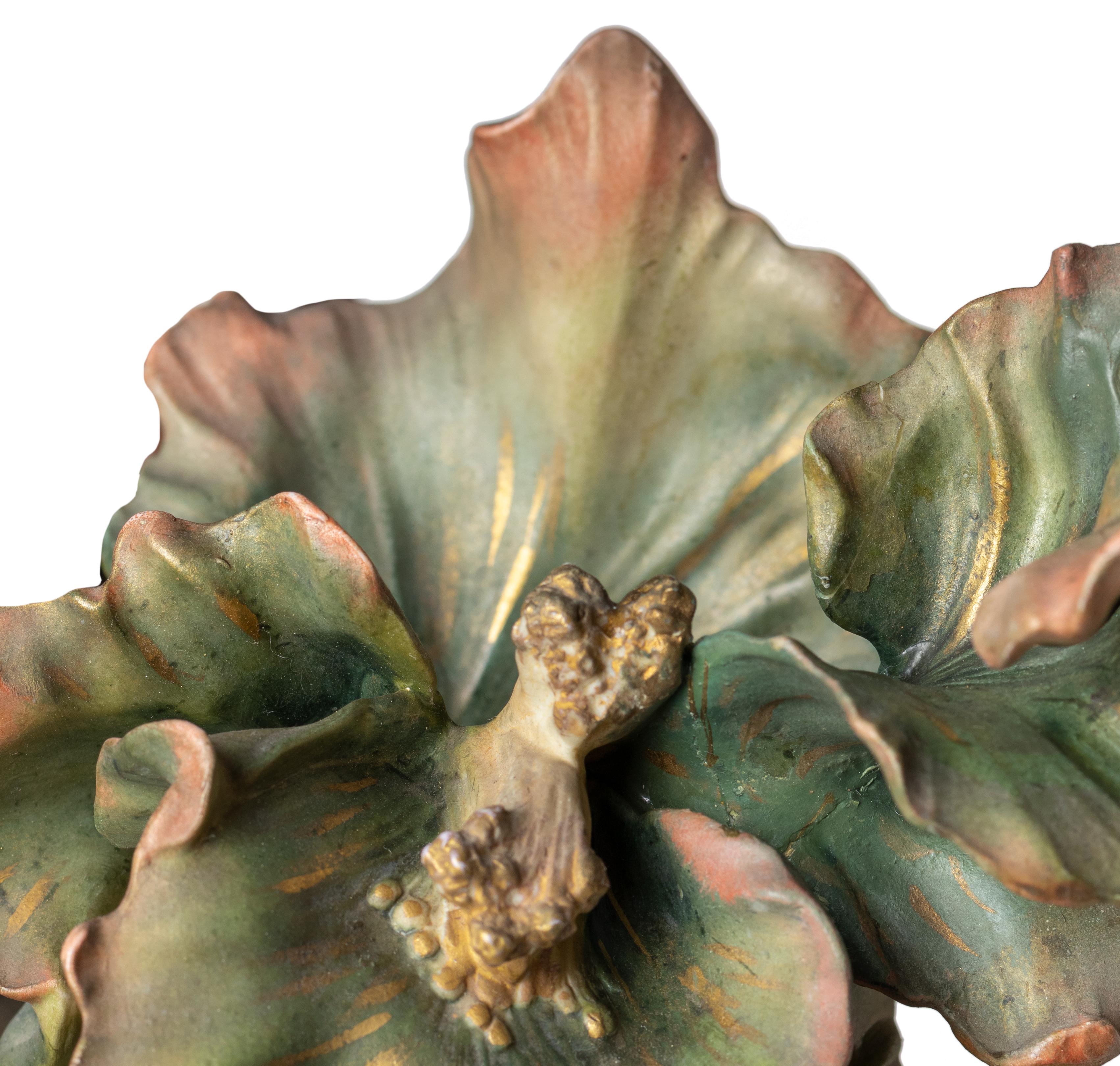 Asombroso par de ánforas de estilo Jugendstil de Rudolstadt, Turingia, procedentes de la manufactura Triebner Ens y del artista Karl Ens Volkstedt. Jarrón decorado con un cuello en forma de flor de iris y doncellas reclinadas en las secciones