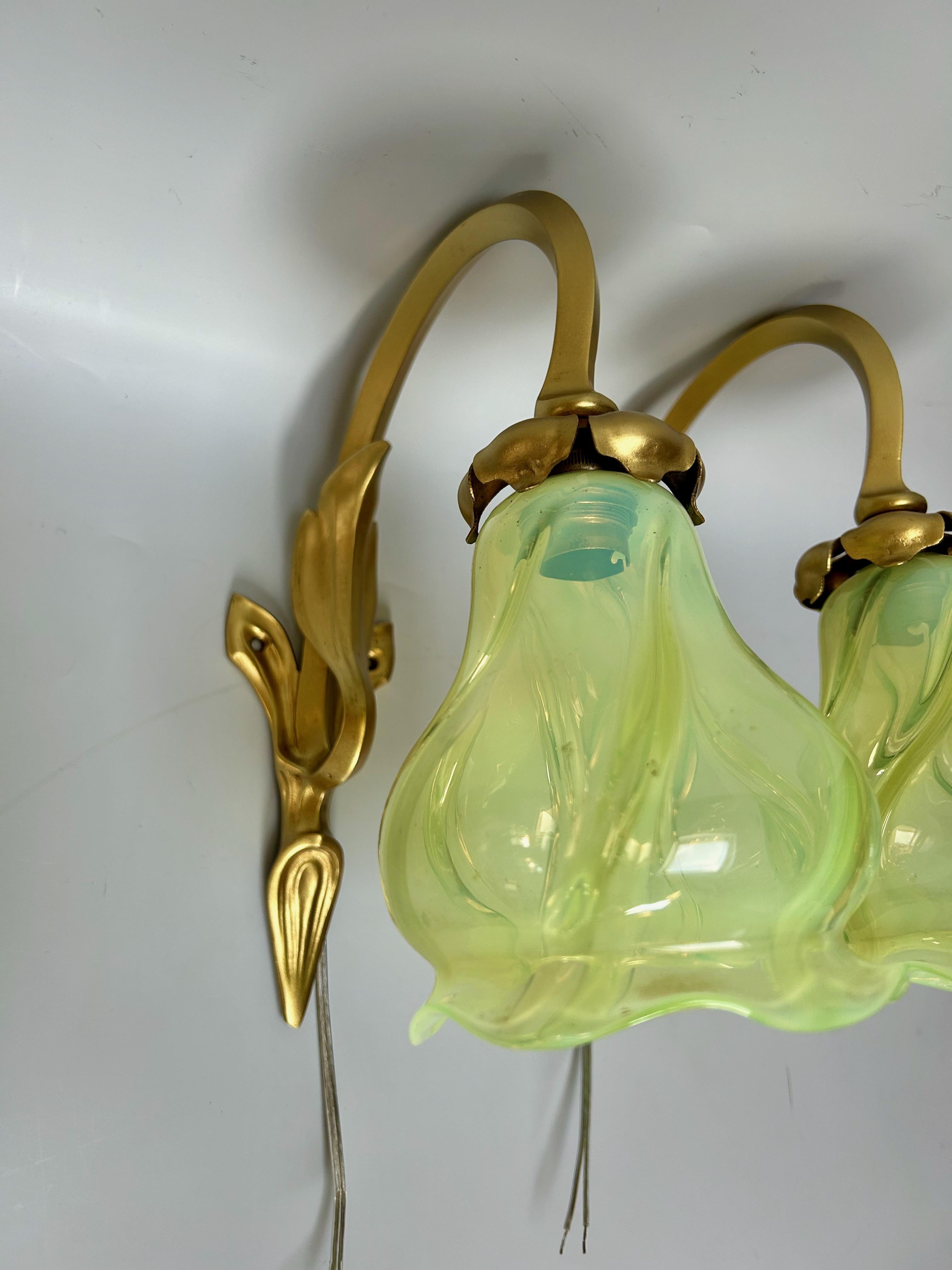 Coppia di lampade da parete in stile liberty in vendita 4