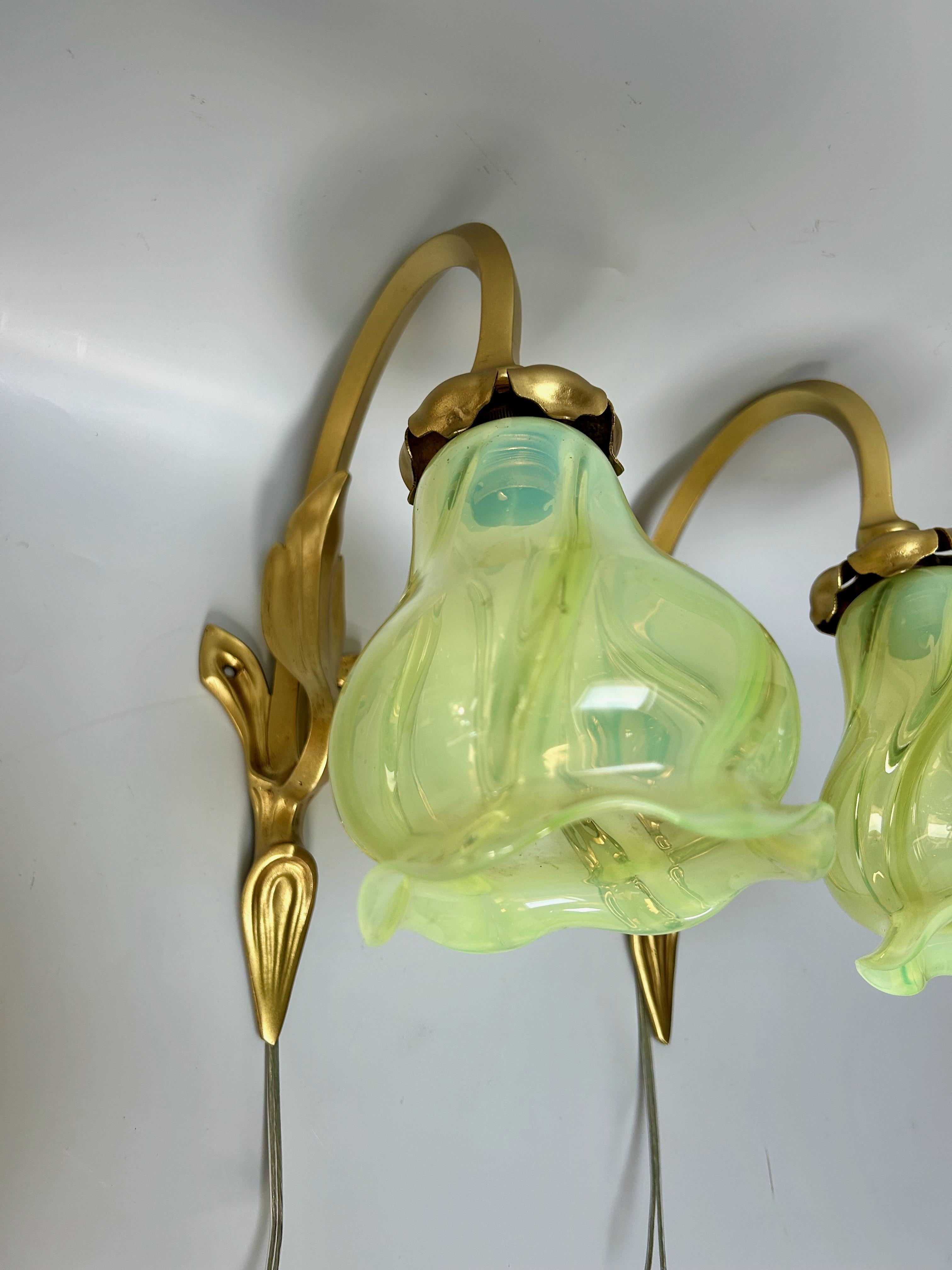 Coppia di applique in bronzo dorato Art Nouveau, circa 1900. A forma di tulipano in vetro uralino opalescente.
La doratura è stata rifatta.
Elettrificato e in perfette condizioni.

Altezza totale: 26 cm
Larghezza: 11 cm
Profondità: 23 cm
Peso: 1.7 kg