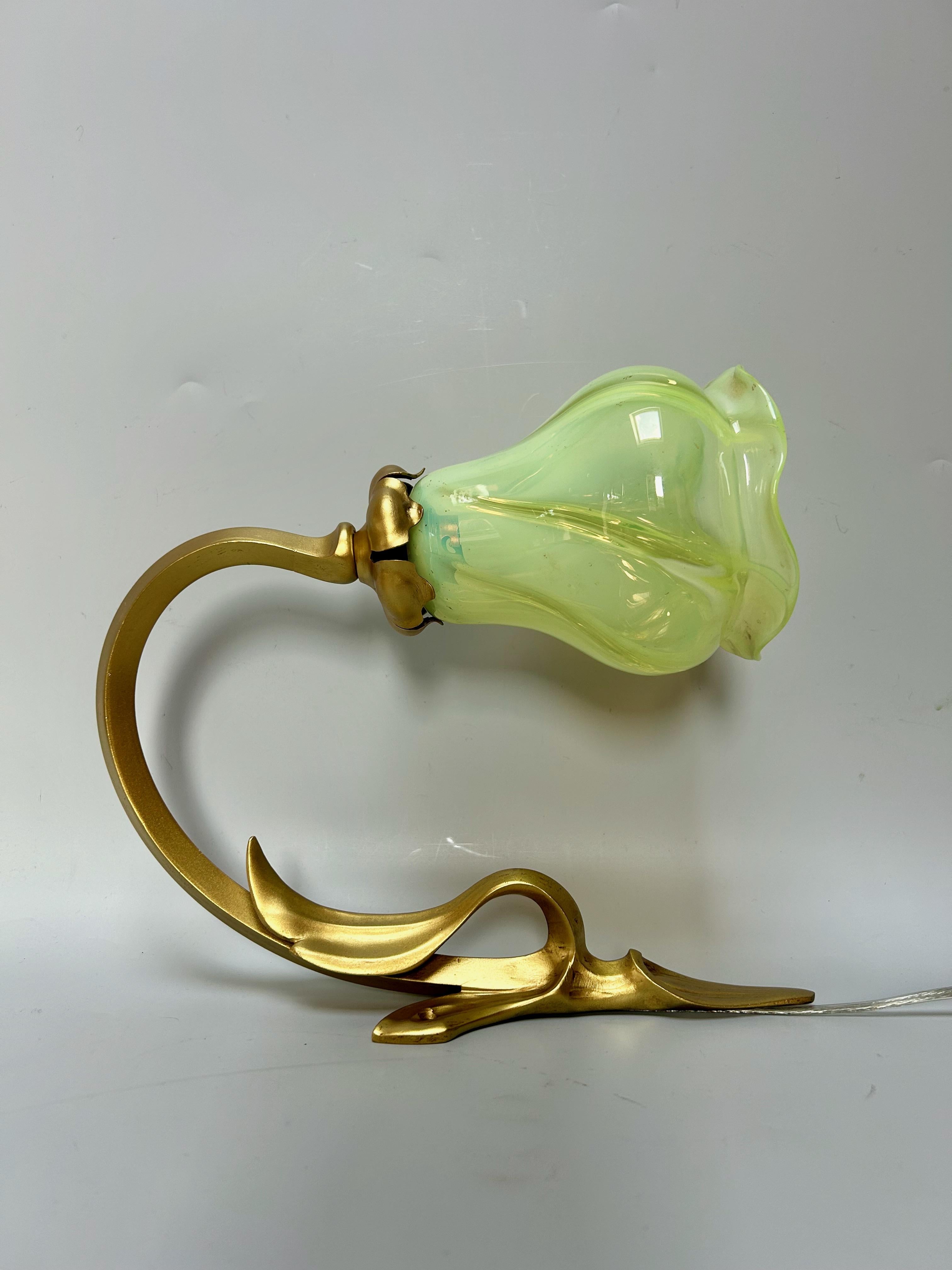 Coppia di lampade da parete in stile liberty in vendita 1