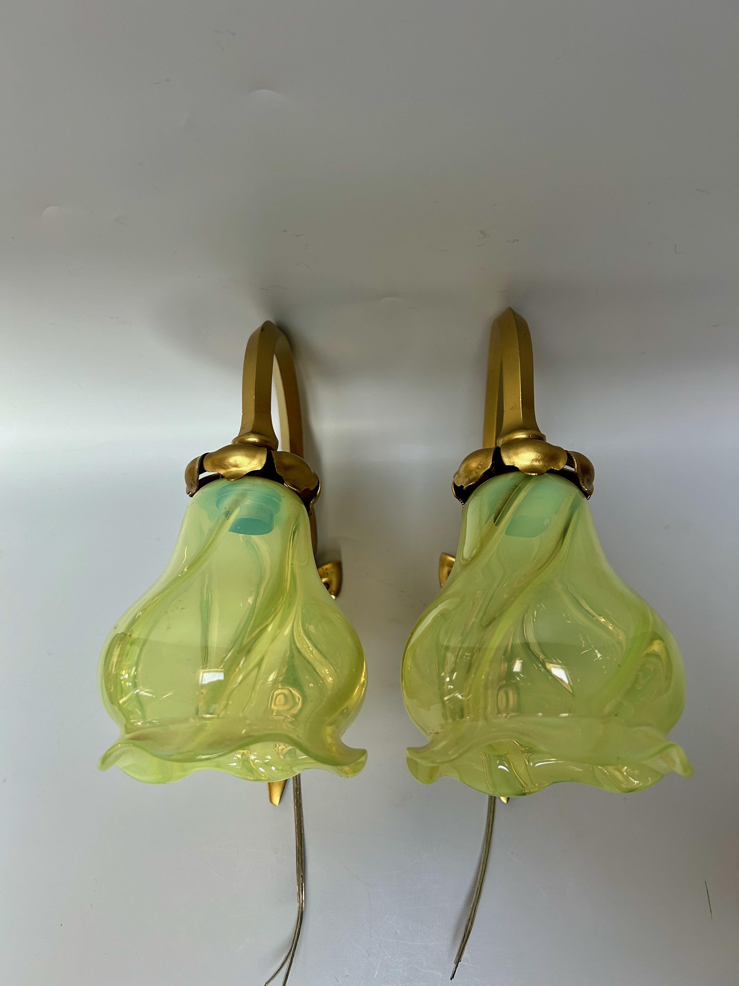 Coppia di lampade da parete in stile liberty in vendita 3