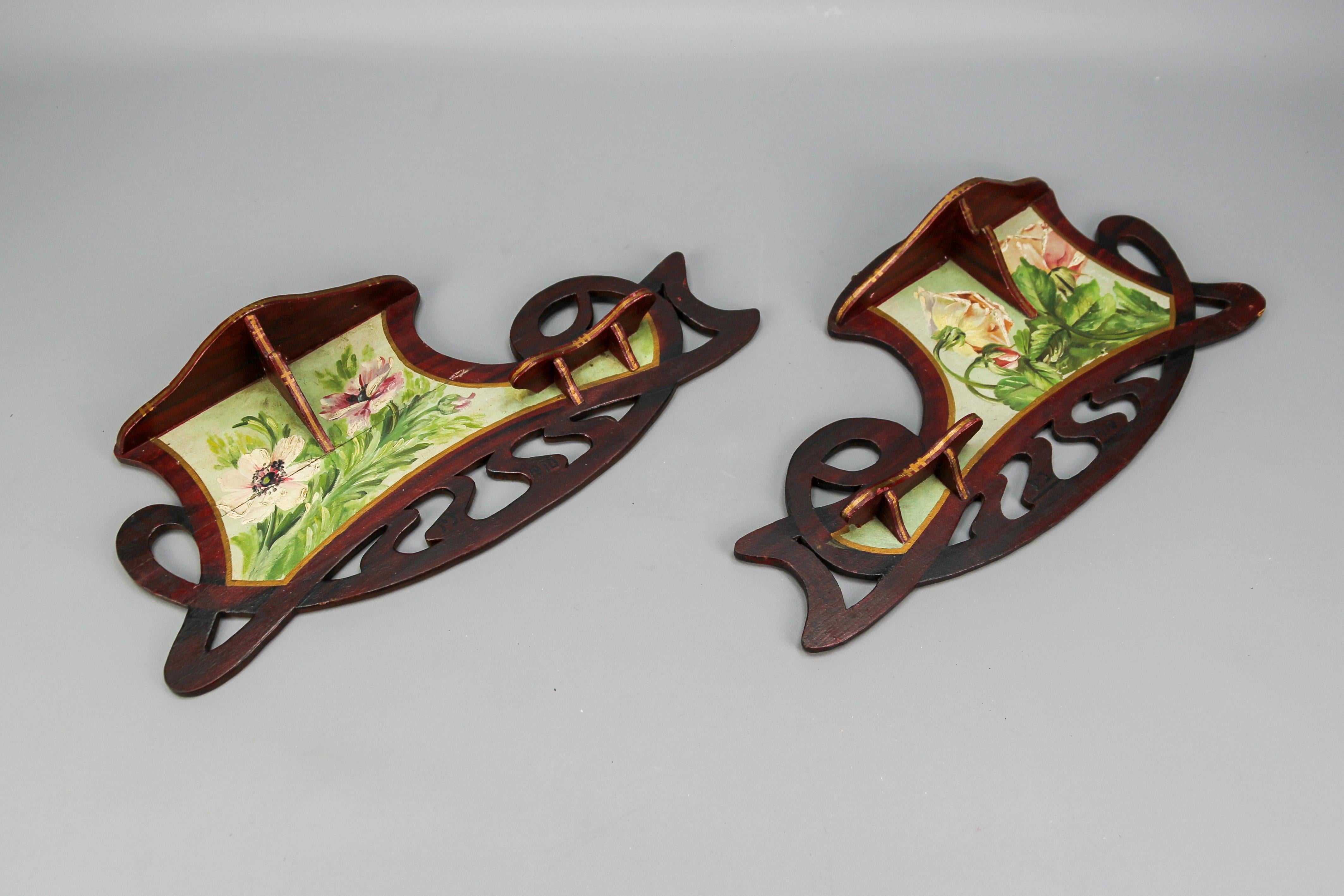Pair of Art Nouveau Wooden Hand-Painted Floral Shelves, Germany, 1910 In Good Condition For Sale In Barntrup, DE