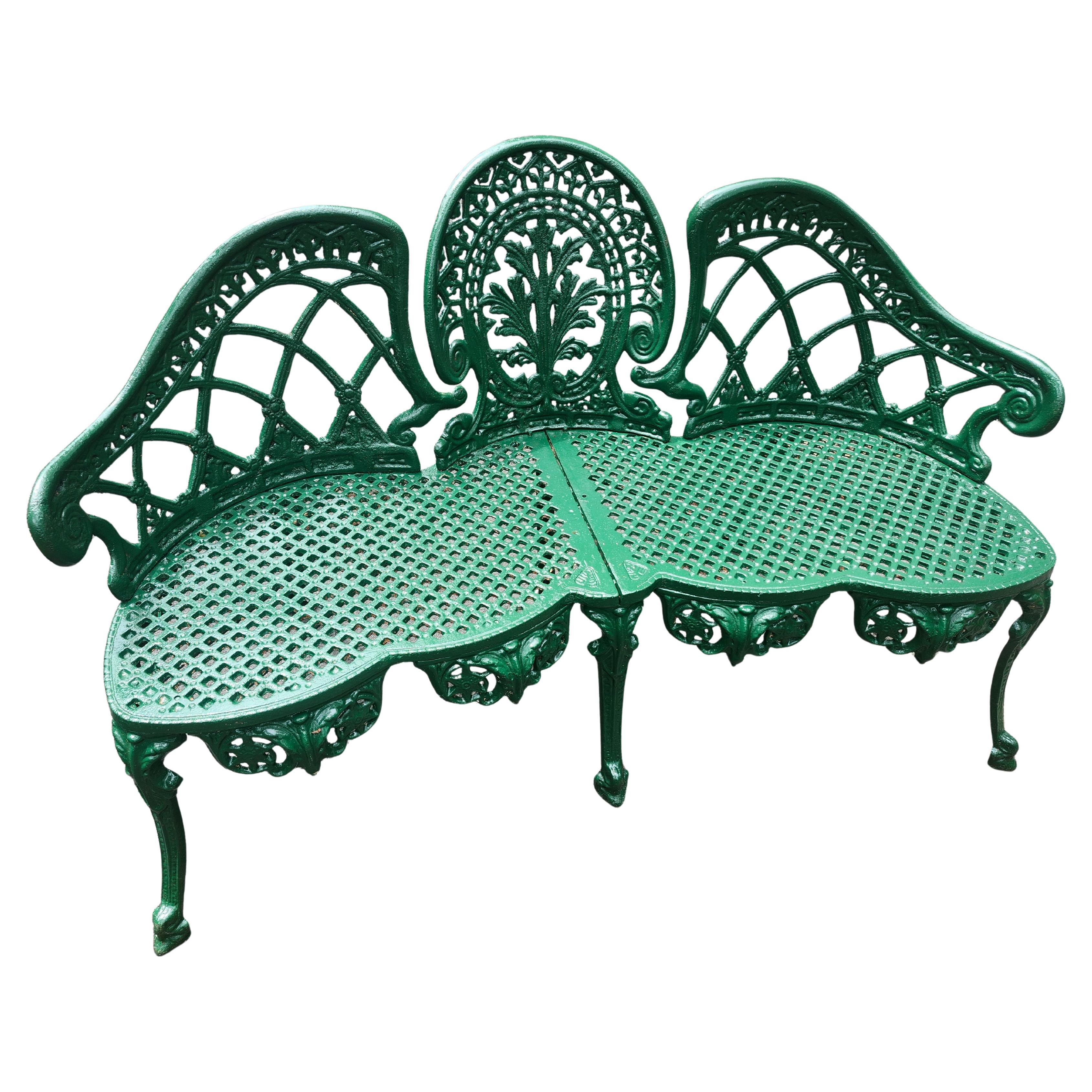 Fantastica coppia di panche in ghisa in stile Art Noveau, fusioni di ferro di alta qualità perfettamente incastrate l'una nell'altra e appena dipinte a mano con Rustoleum verde cacciatore lucido. Fusioni molto dettagliate con decorazioni