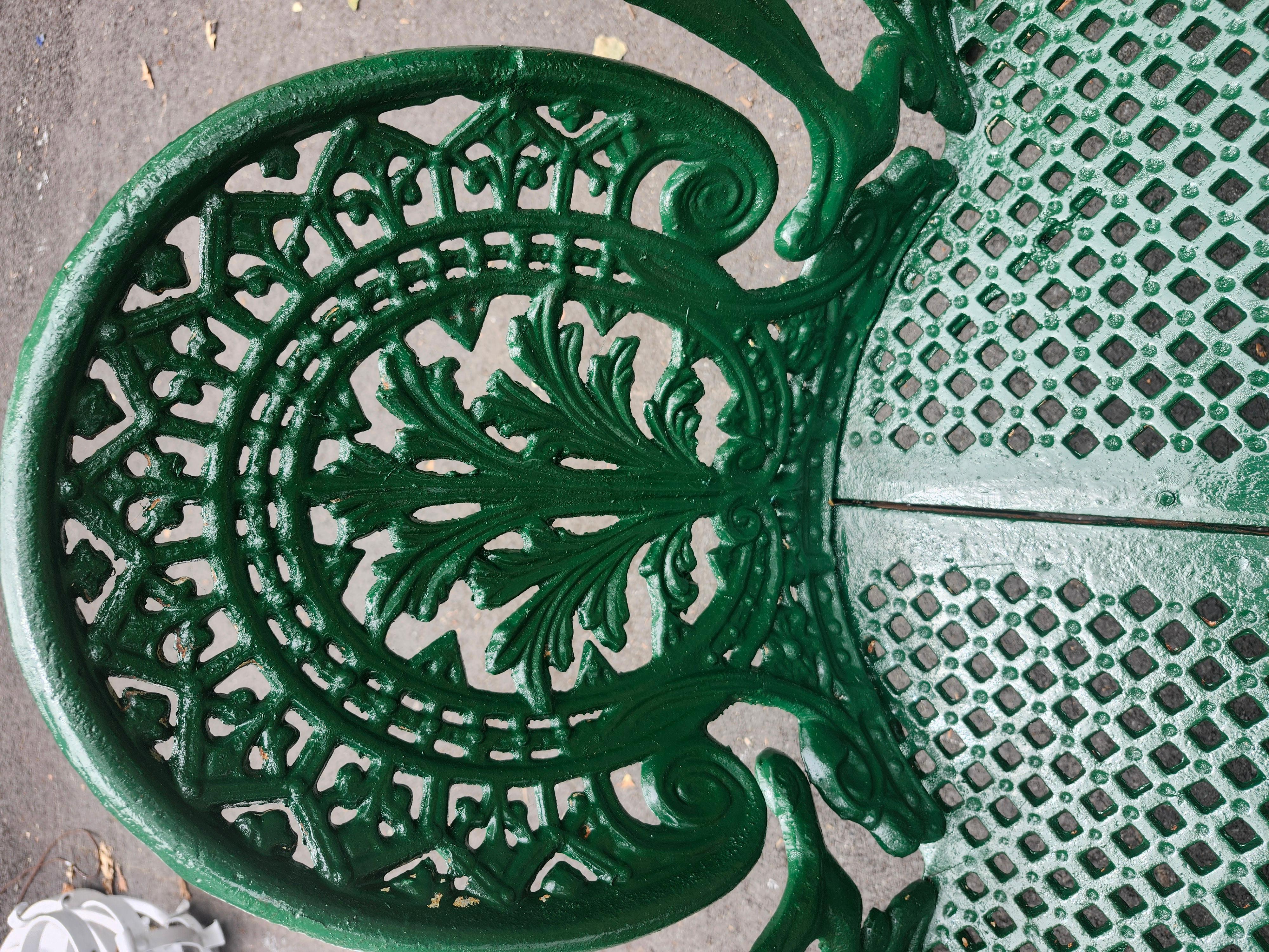 Ferro Coppia di panchine da giardino e da terrazzo in ghisa in stile Art Noveau in vendita