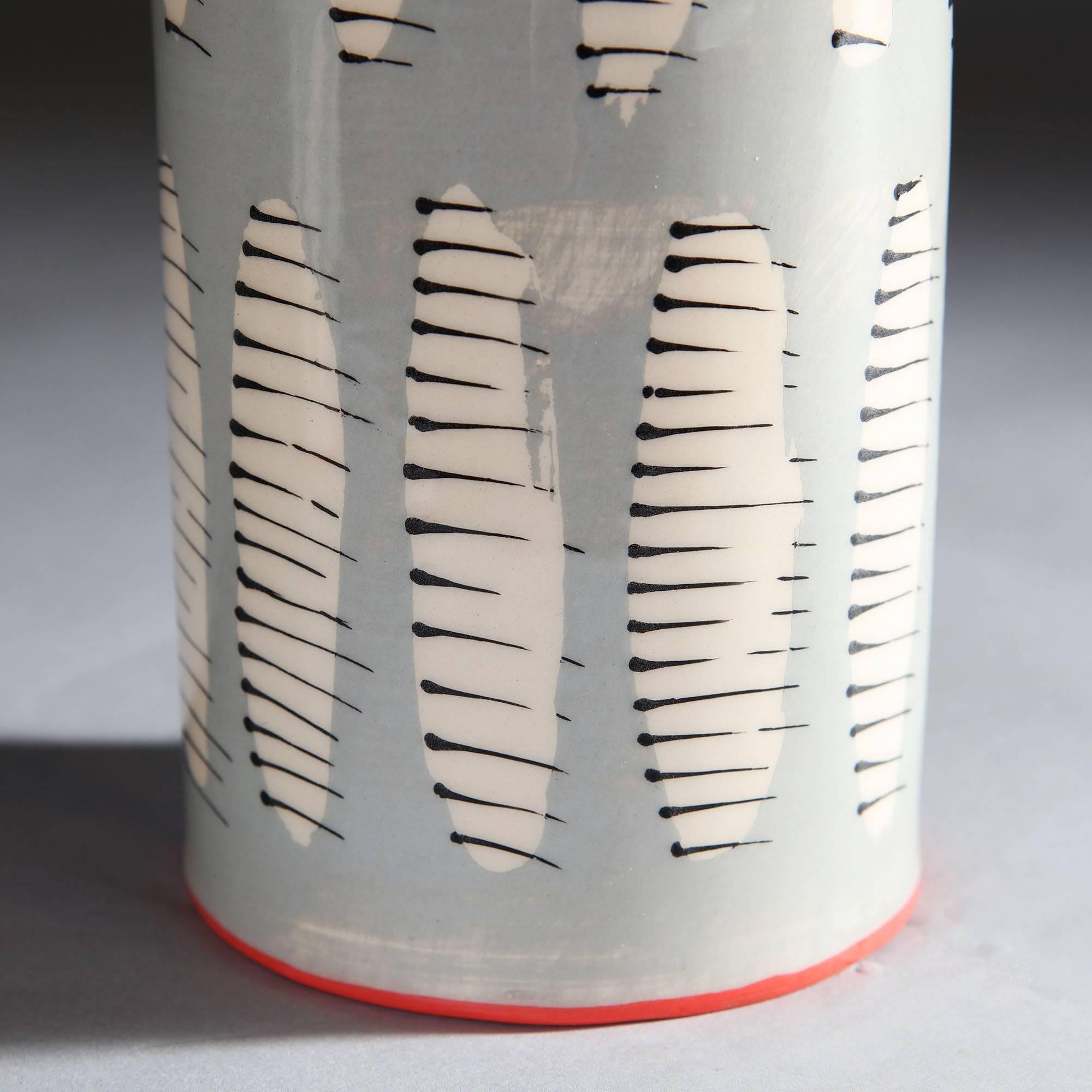 Une paire de vases cylindriques de Studio Pottery, avec un motif de feuille abstrait et des bords roses contrastés, maintenant convertis en lampes.

Actuellement câblé pour le Royaume-Uni. Veuillez vous renseigner sur les services de