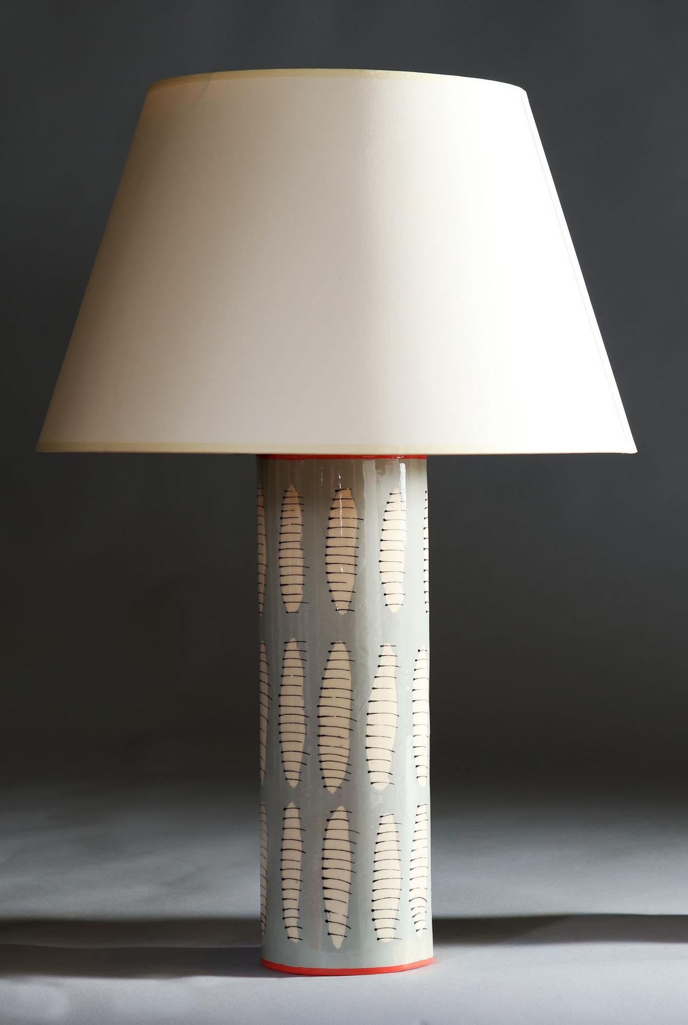 Kunstkeramiklampen mit abstraktem Blattmotiv, Paar (Englisch) im Angebot