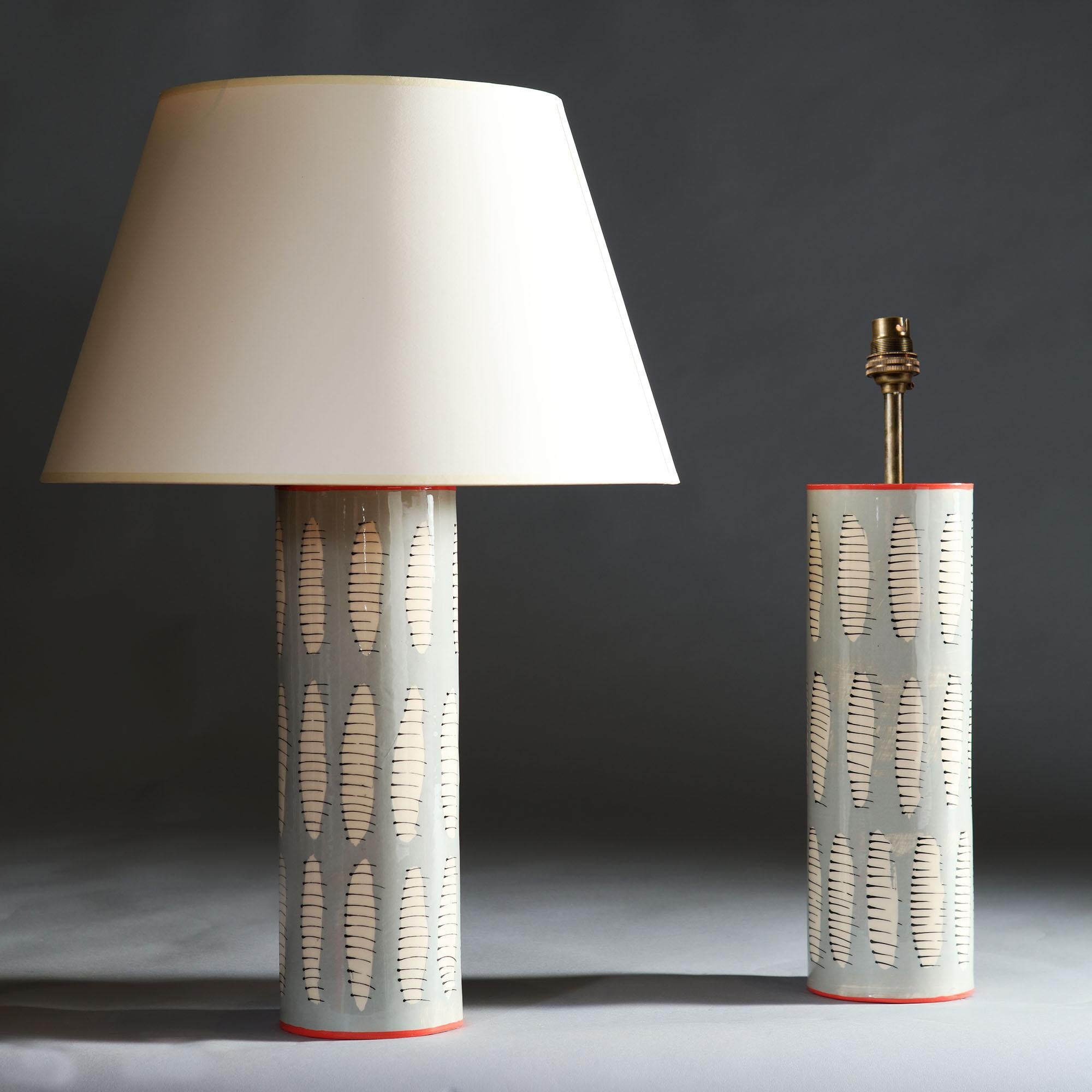Kunstkeramiklampen mit abstraktem Blattmotiv, Paar (Glasiert) im Angebot