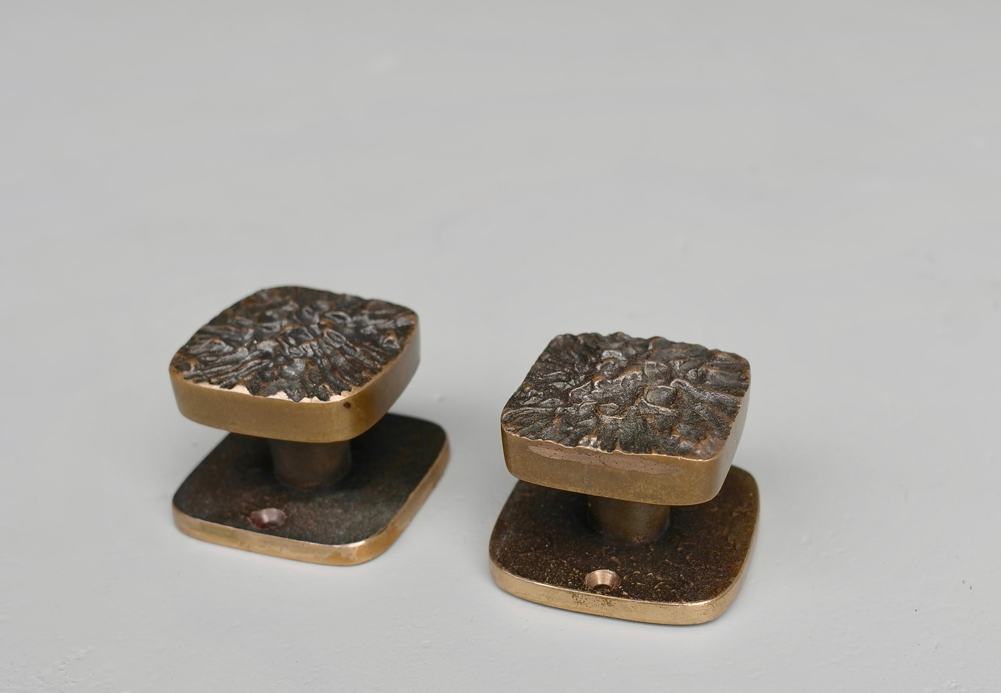 Coppia di pomelli scultorei in bronzo per porte, anni '60. Pezzi molto ben realizzati.