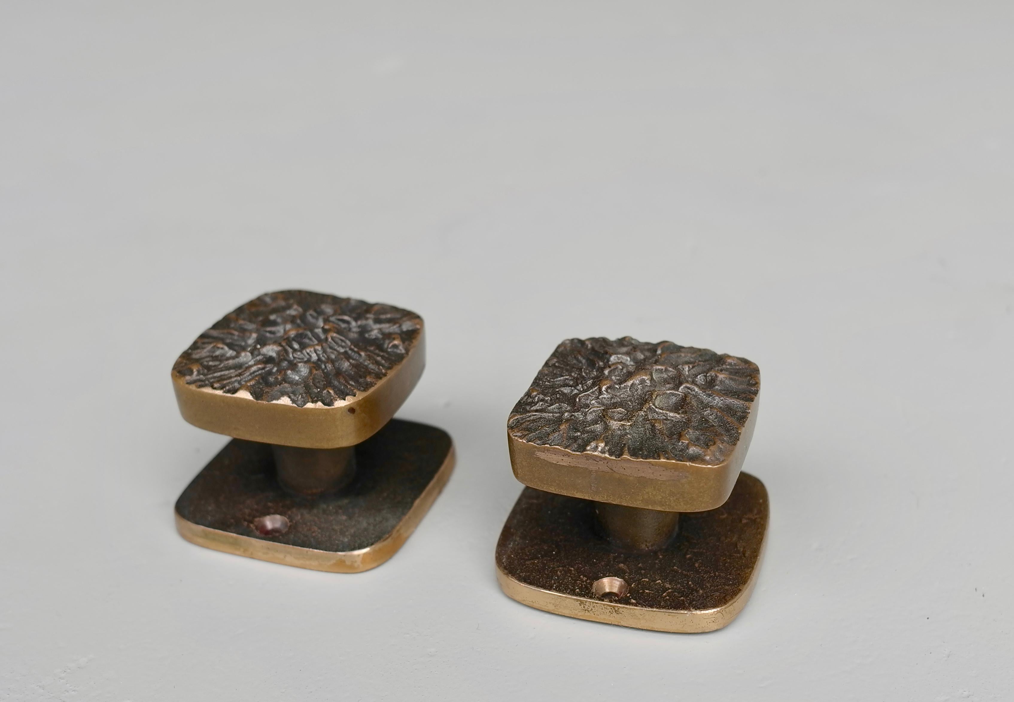 Paire de boutons de porte sculptés en bronze, années 1960. Des pièces très bien conçues.