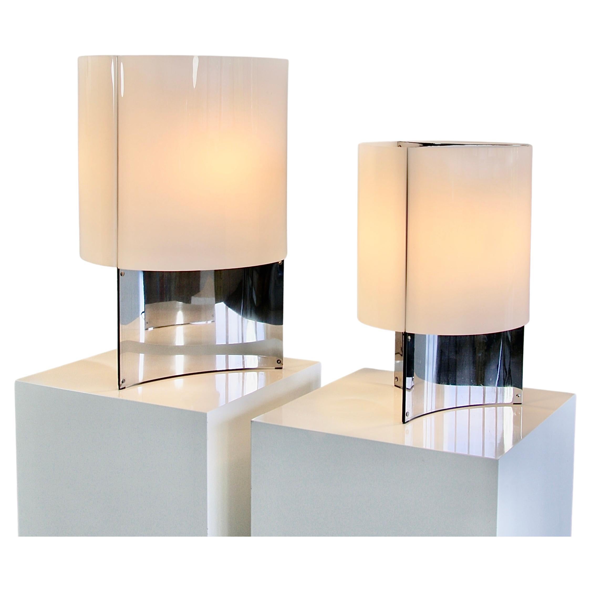 Early models of the small and large table lamps (526 & 526G), designed by Massimo Vignelli. Italy, Arteluce, 1965.

Chromed metal base with opaque perspex diffuser, divided into three sections. Each lamp with 3 light sockets. Original label