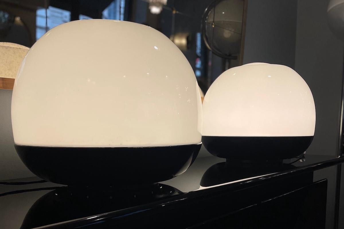Ein Paar Artemide Platea Tischlampen aus den 1960er Jahren (Metall) im Angebot