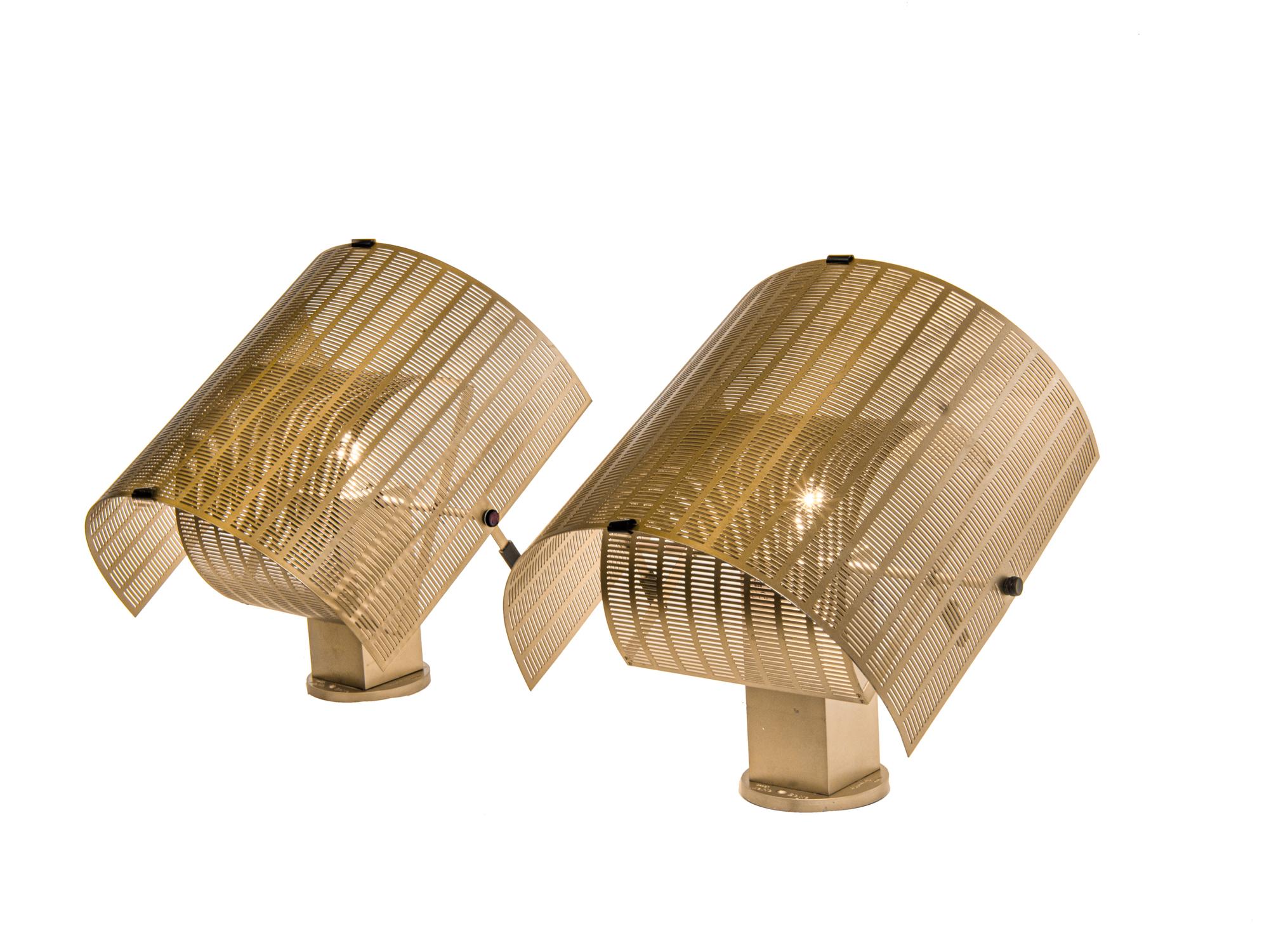 Elegantes Paar goldener Artemide Shogun Parete Wandlampen, entworfen von Mario Botta für Artemide, Mailand, Italien in den 1980er Jahren. Markiert auf dem Rahmen. Mario Botta ist ein postmoderner Schweizer Architekt und Designer, der für seine