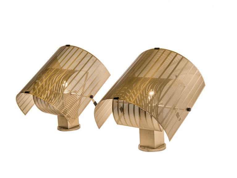Elegant pair of golden Artemide Shogun Parete wall lamps designed by Mario Botta for Artemide, Milano, Italy in 1980s. Marked on the frame. Mario Botta is a postmodern Swiss architect and designer, renowned for his striking geometric