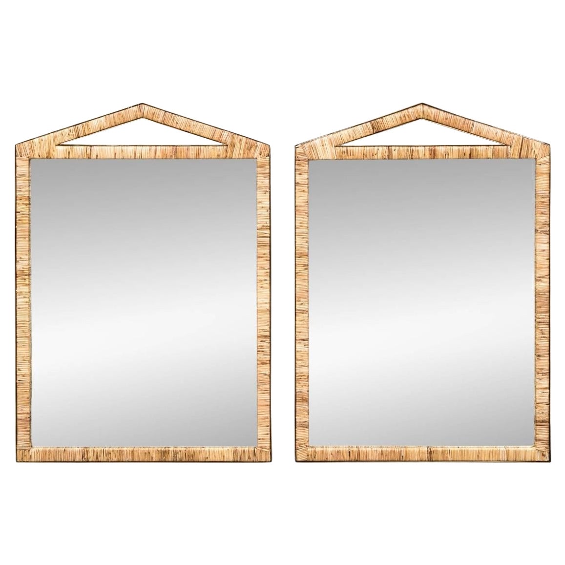 Paar Arteriors Caribe Giebel Form Wandspiegel im Angebot