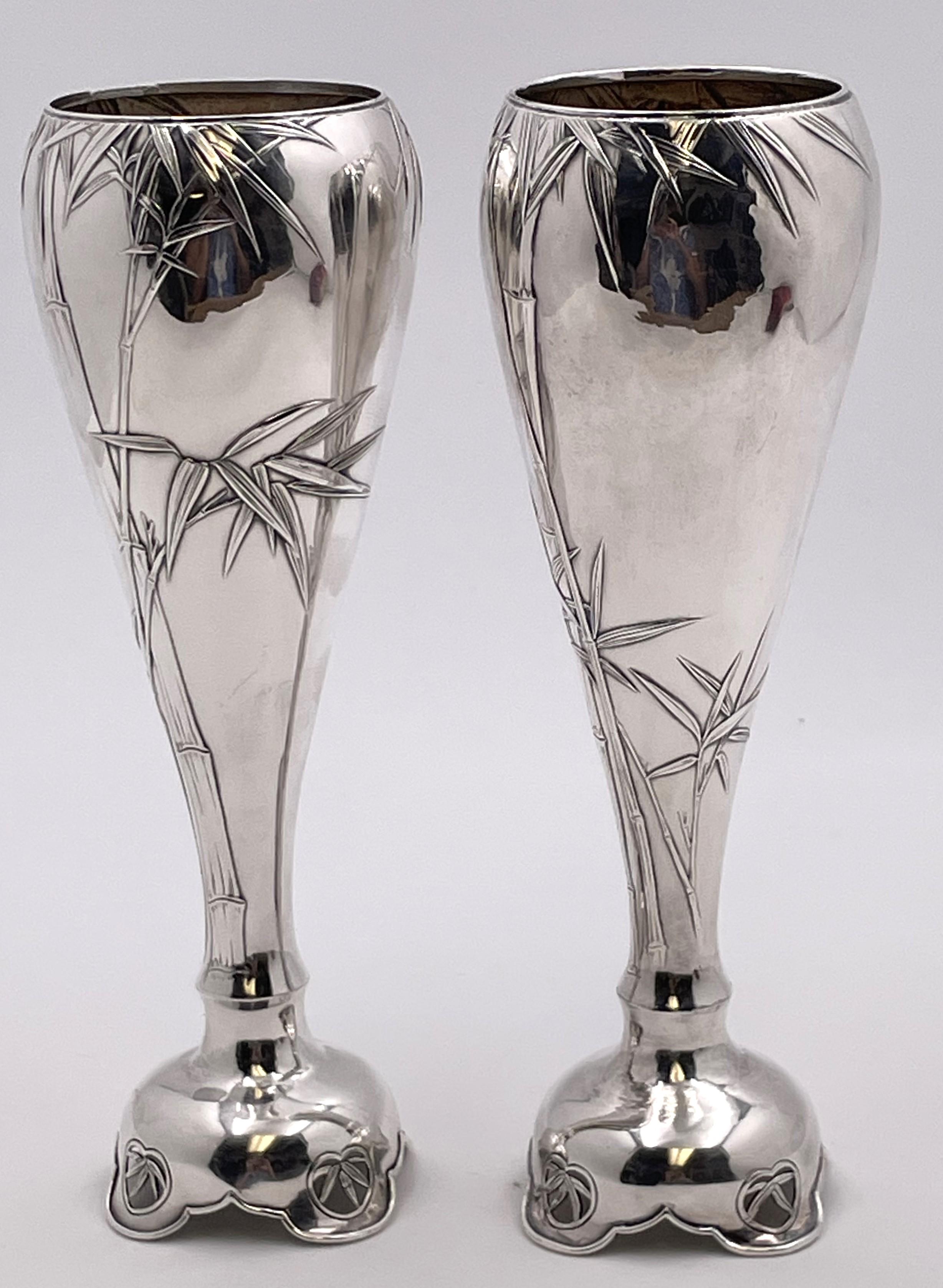 Coppia di vasi in argento sterling Arthur & Bond, realizzati a Yokohama, Giappone, risalenti alla fine del XIX secolo, con squisiti motivi naturali e di bambù applicati, su una base a 4 gambe con motivi naturali traforati. Misurano 8 1/2'' di