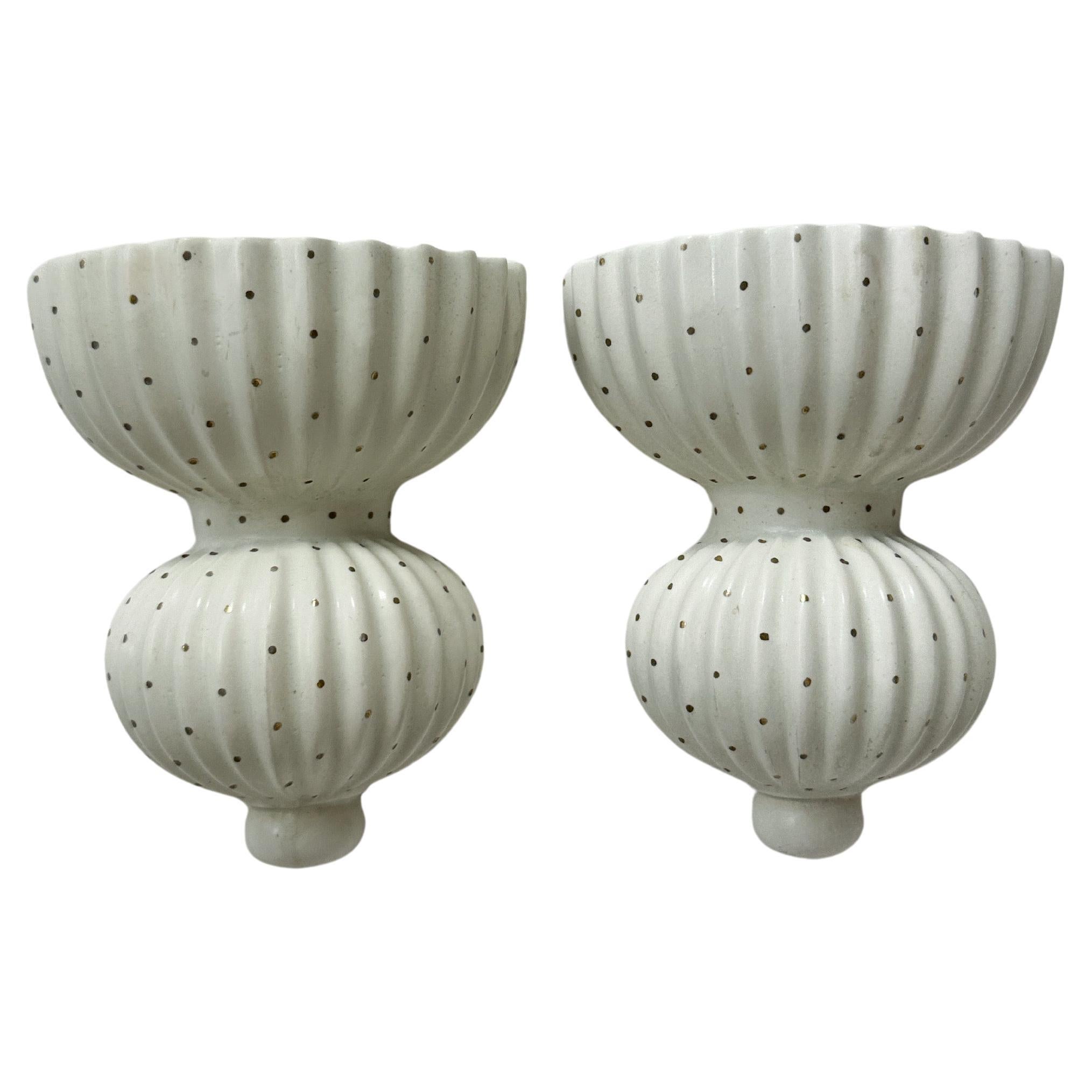 Rara coppia di piccoli vasi da parete disegnati dall'artista e designer Arthur Percy in uno smalto bianco crema con pois dorati, realizzati dalla fabbrica di porcellane Gefle in Svezia, tra il 1940 e il 1959.
 
Altezza: 14.5 cm
Larghezza: 12