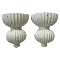 Paire de vases muraux Arthur Percy Gefle Suède grès blanc à pois des années 1940