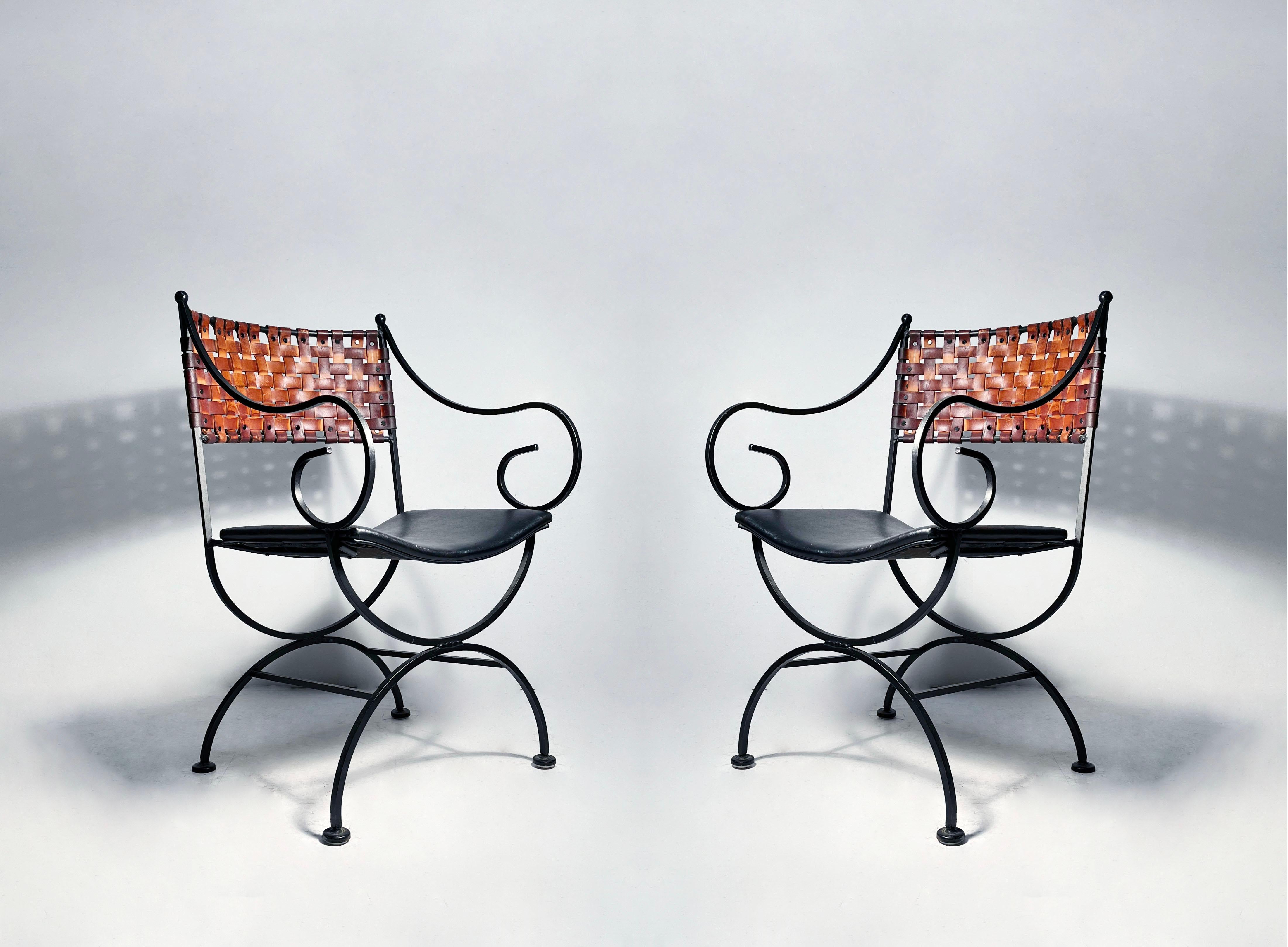 Paar schmiedeeiserne Arthur Umanoff Scroll Arm Chairs mit Lederbezug

4 Verfügbar. Verkauft in Paaren in diesem Angebot

Insgesamt recht guter Zustand. Einige Abnutzungserscheinungen an den Lederriemen. Einer der Riemen scheint eine Beschädigung im